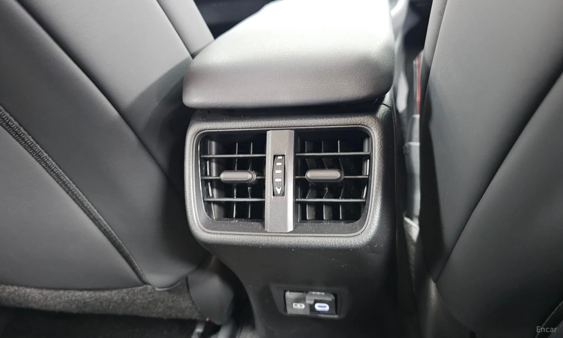 Lexus UX300h превью 19