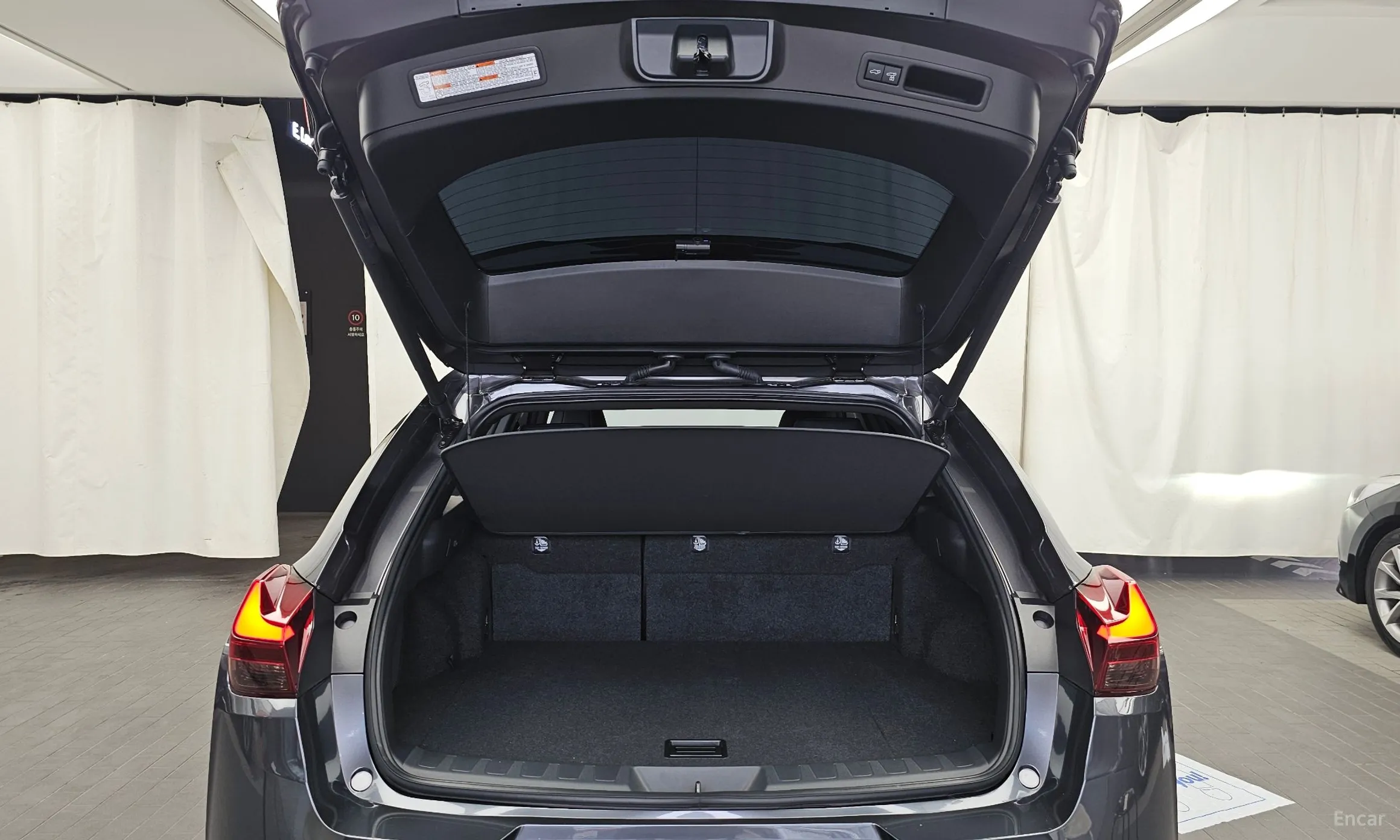 Lexus UX300h превью 20