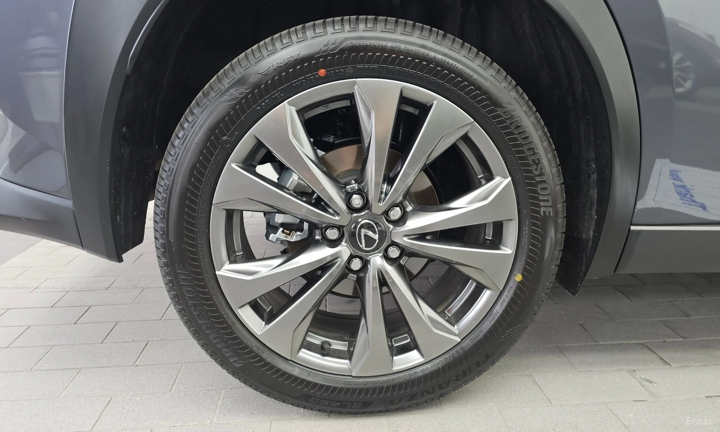 Lexus UX300h превью 5