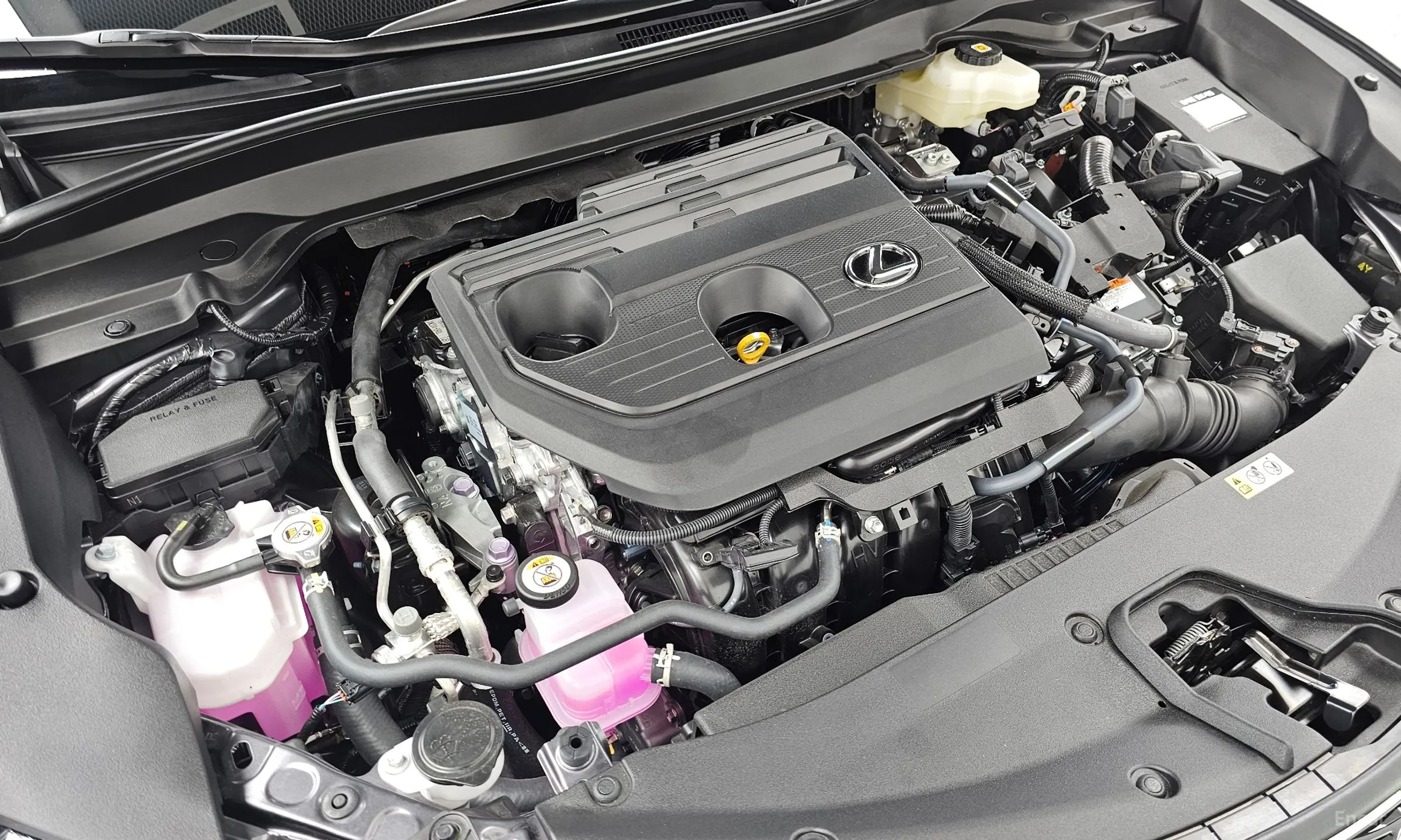 Lexus UX300h превью 6