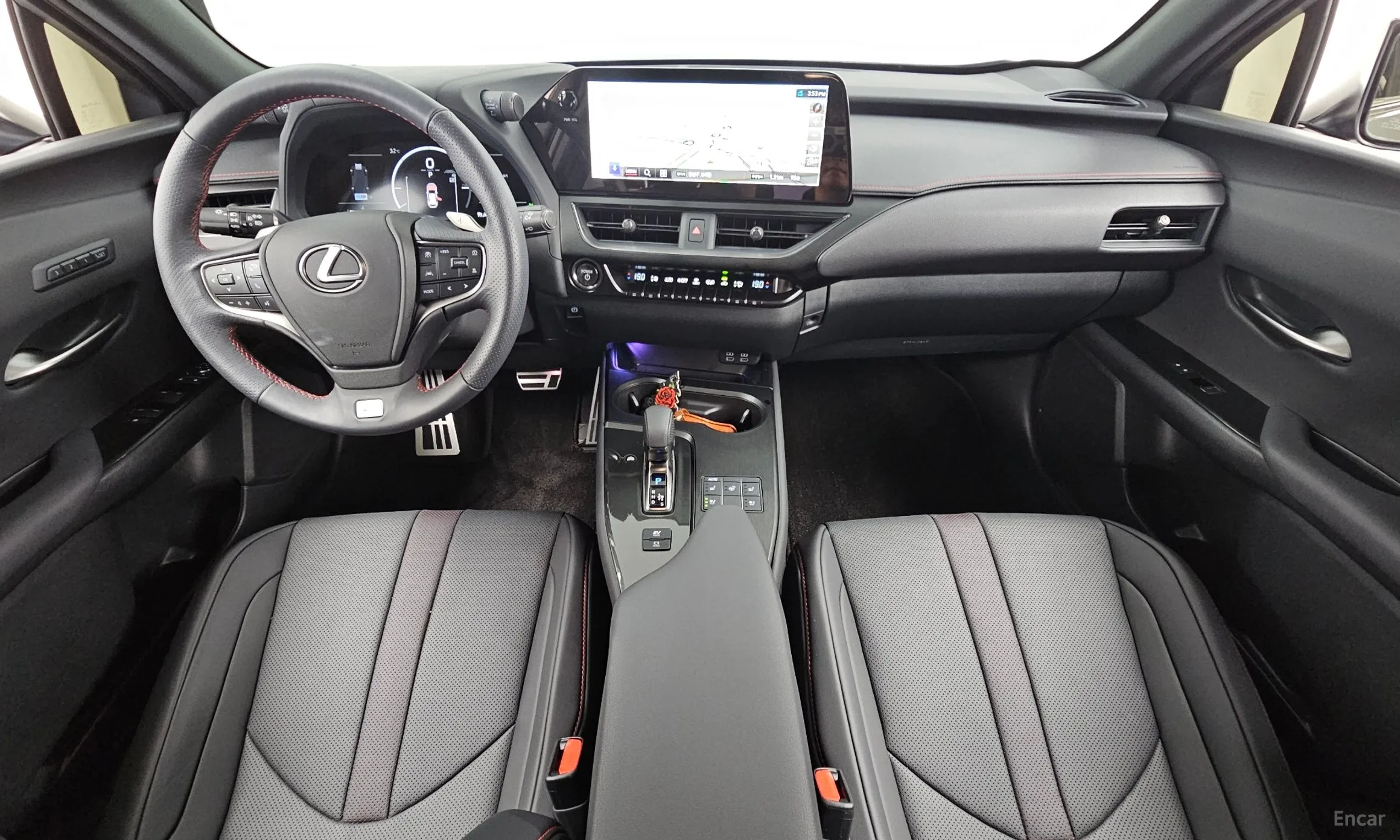 Lexus UX300h превью 7
