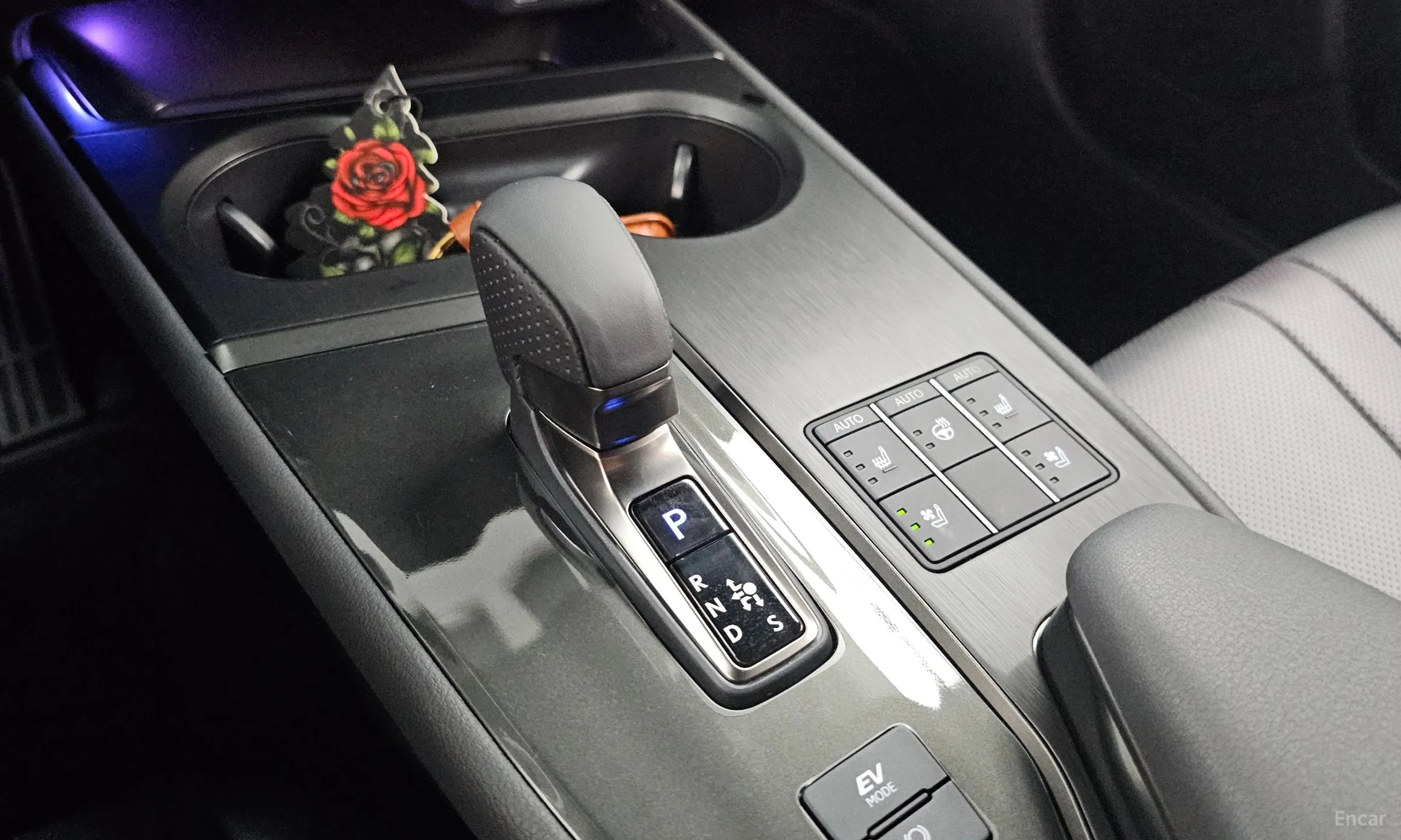 Lexus UX300h превью 9