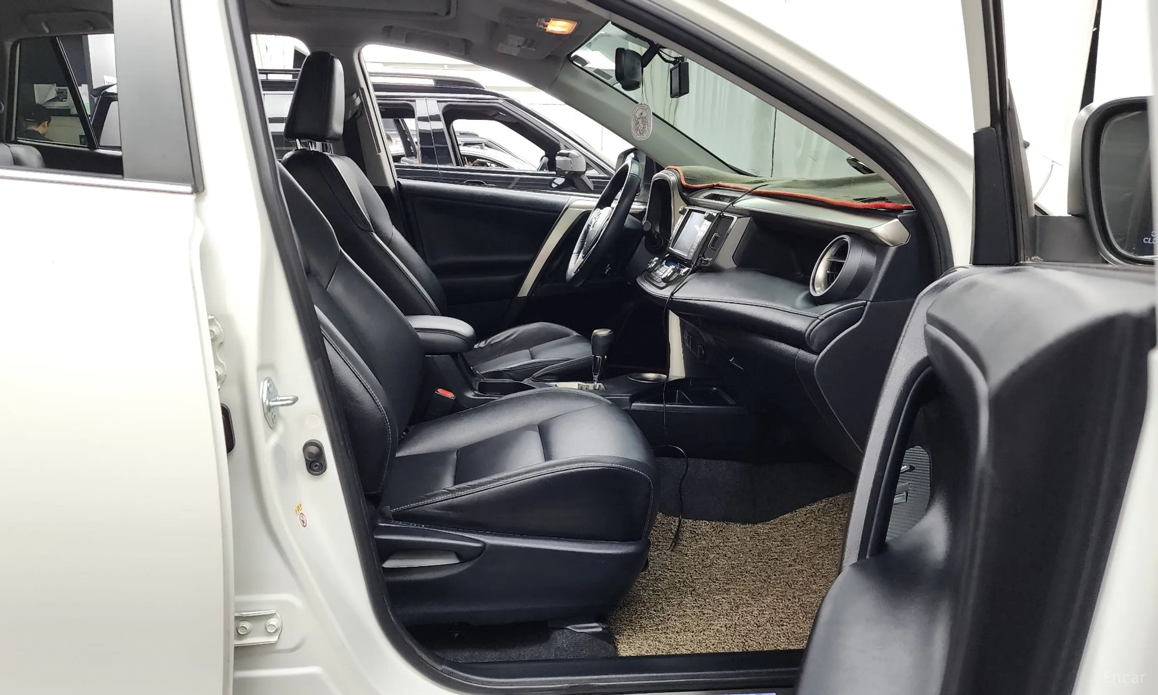 Toyota RAV4 превью 11
