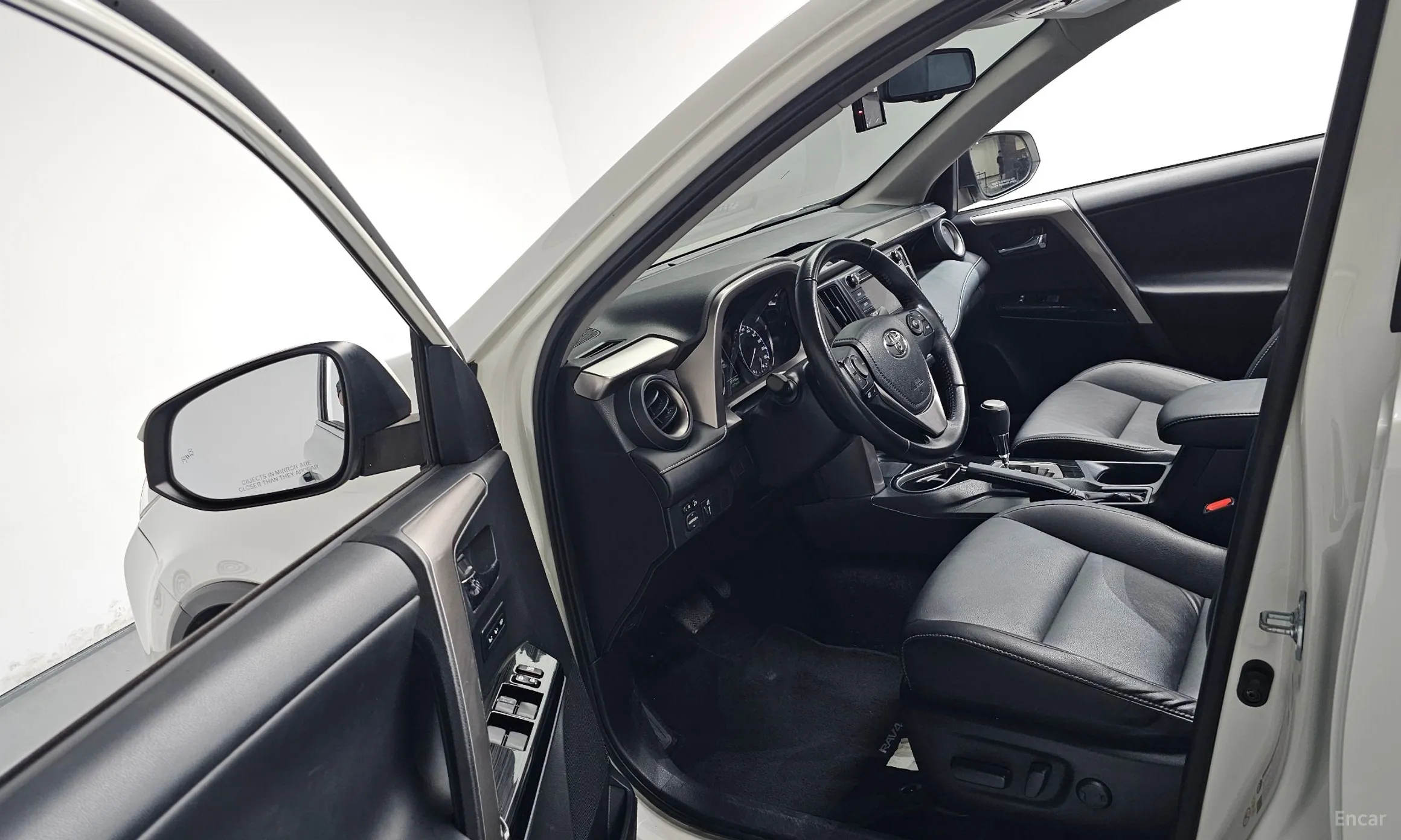Toyota RAV4 превью 10