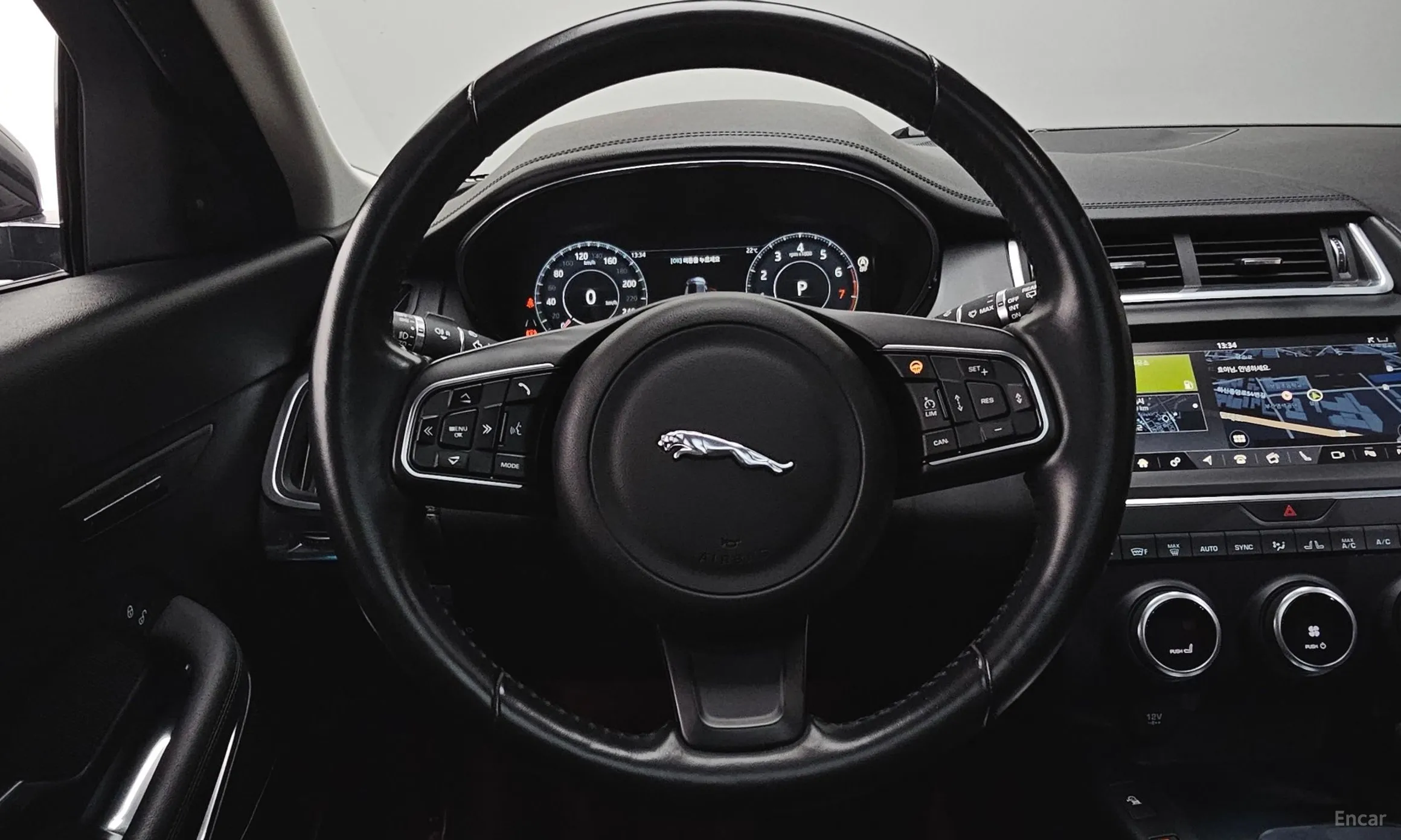 Jaguar E-PACE превью 14