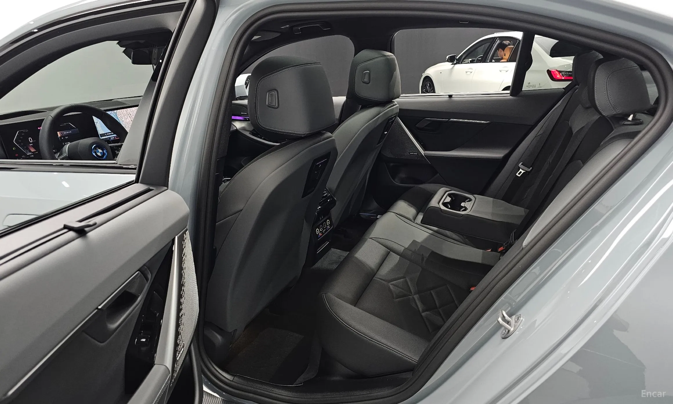 BMW 5 Series (G60) превью 12