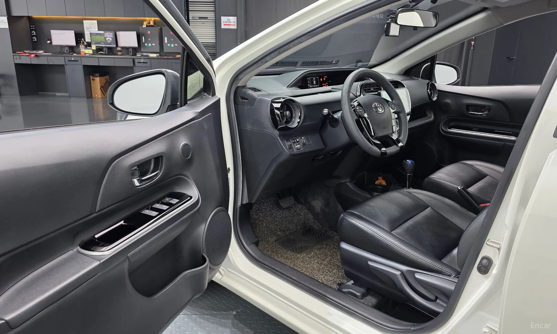 Toyota Prius C превью 10