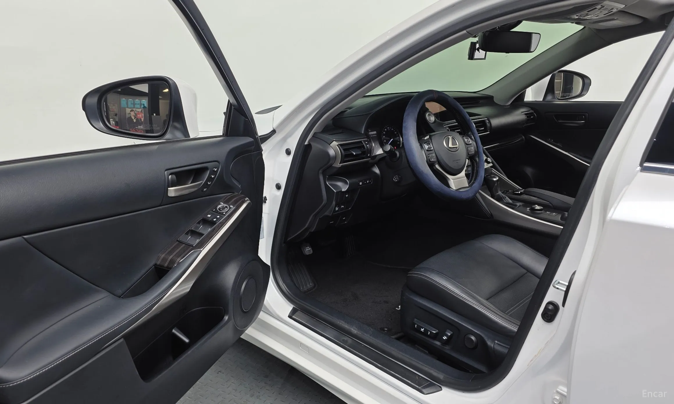Lexus New IS200t превью 10