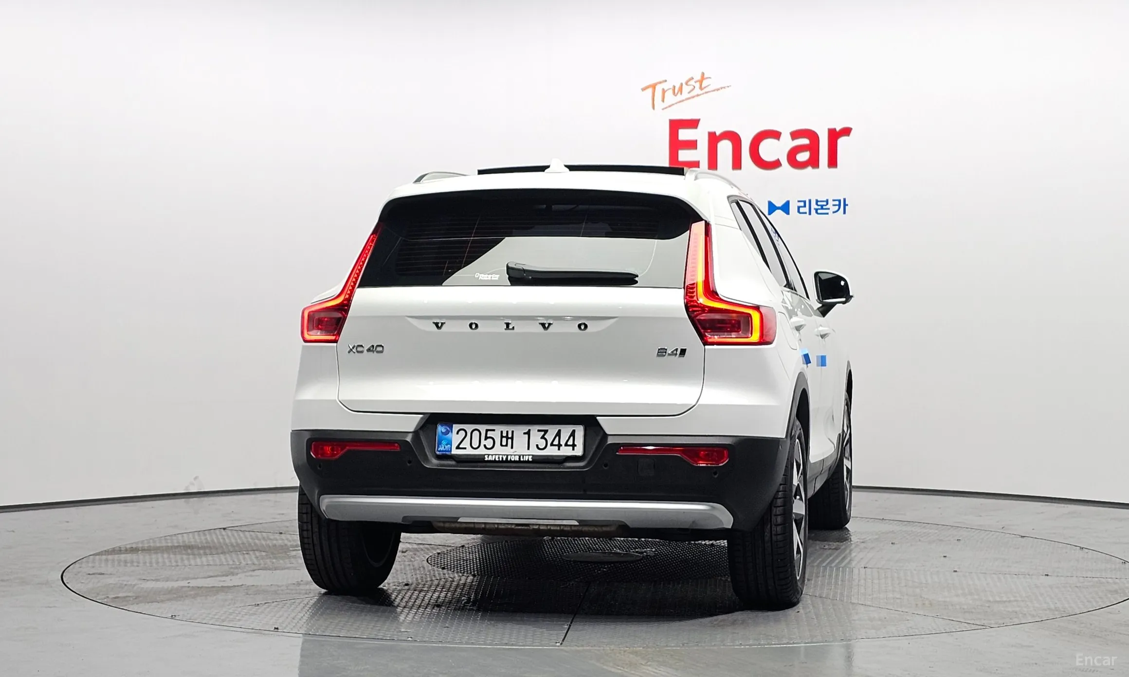 Volvo XC40 превью 4