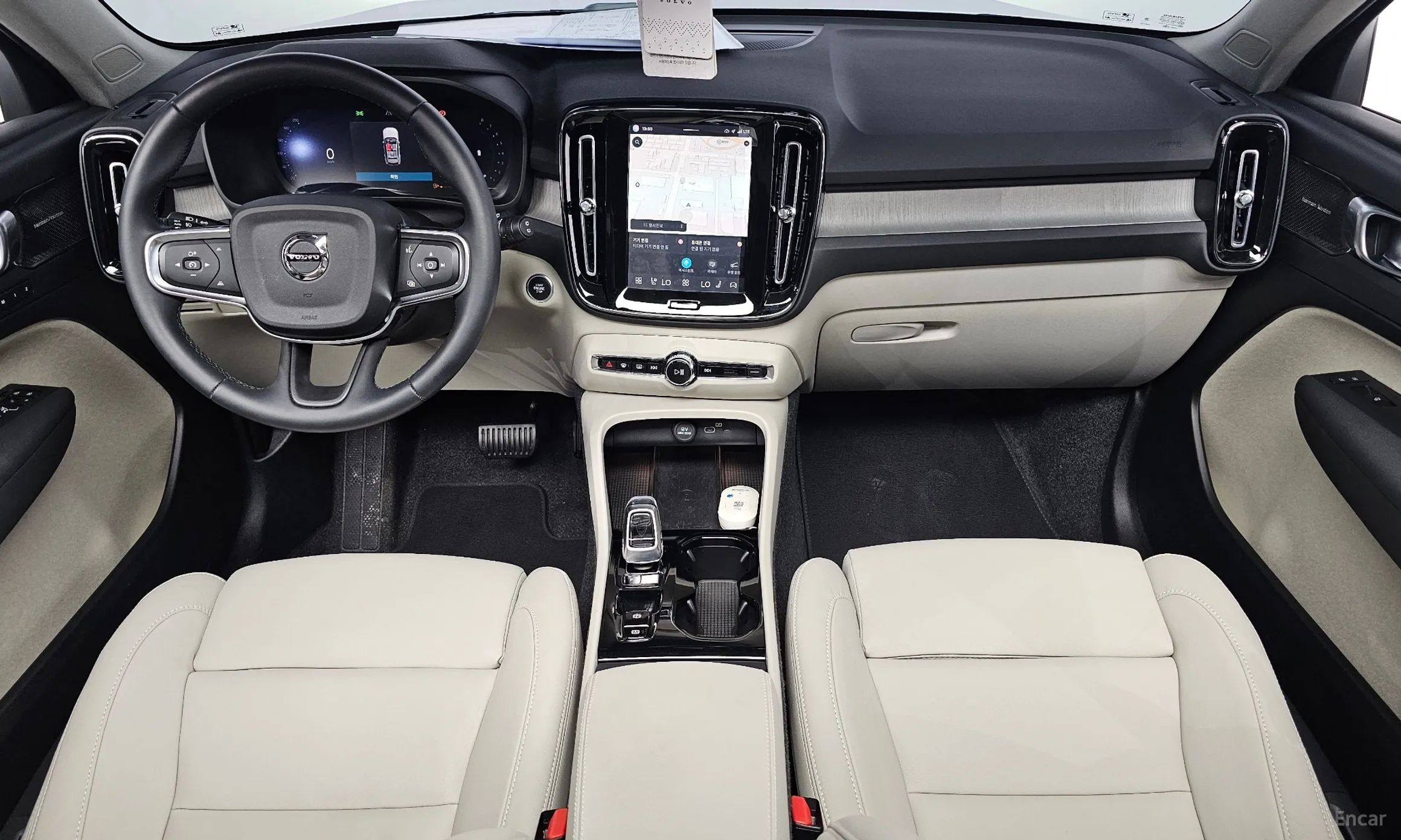Volvo XC40 превью 7