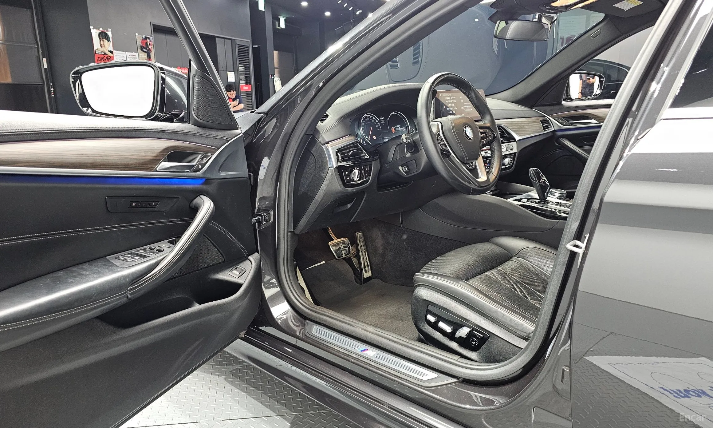 BMW 5 Series (G30) превью 10