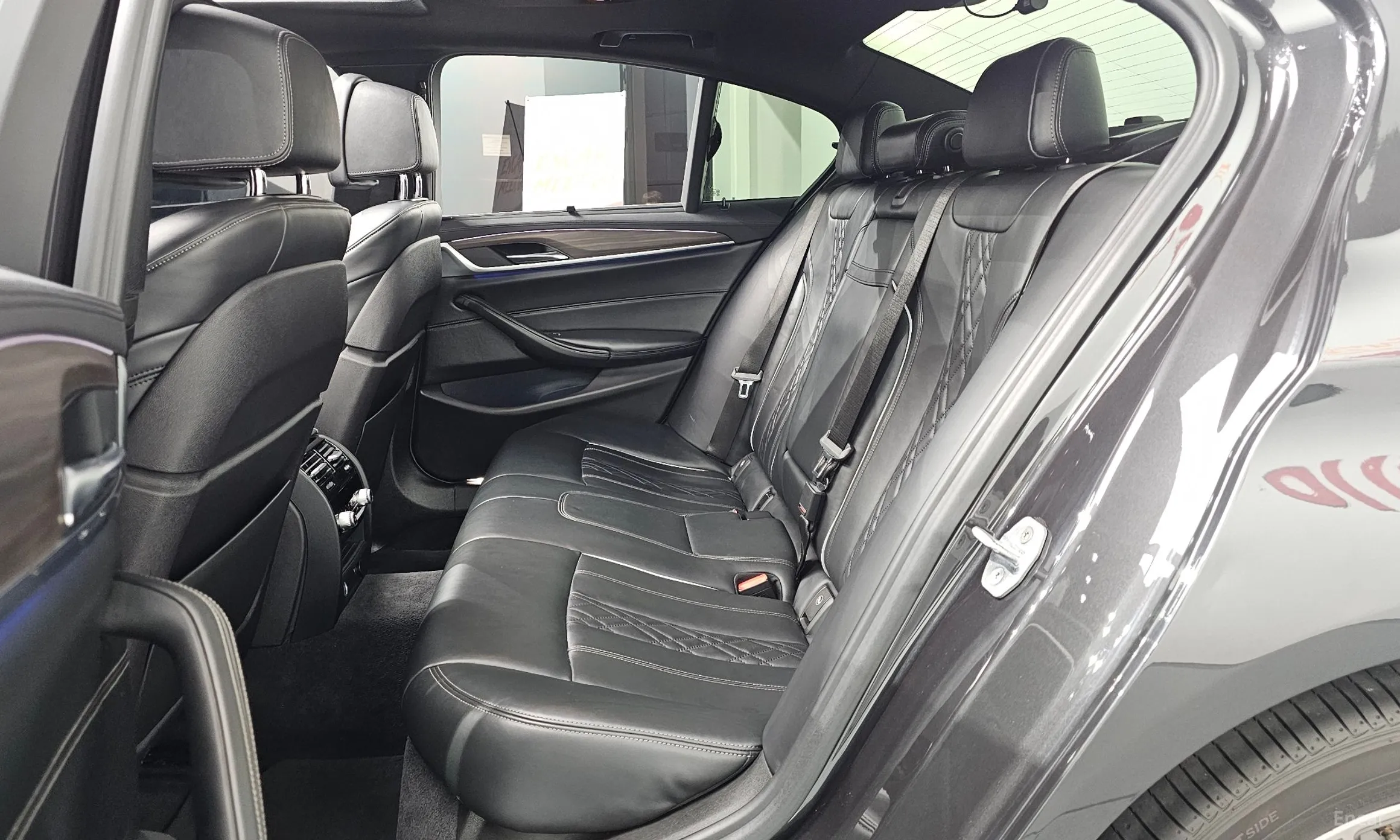 BMW 5 Series (G30) превью 12