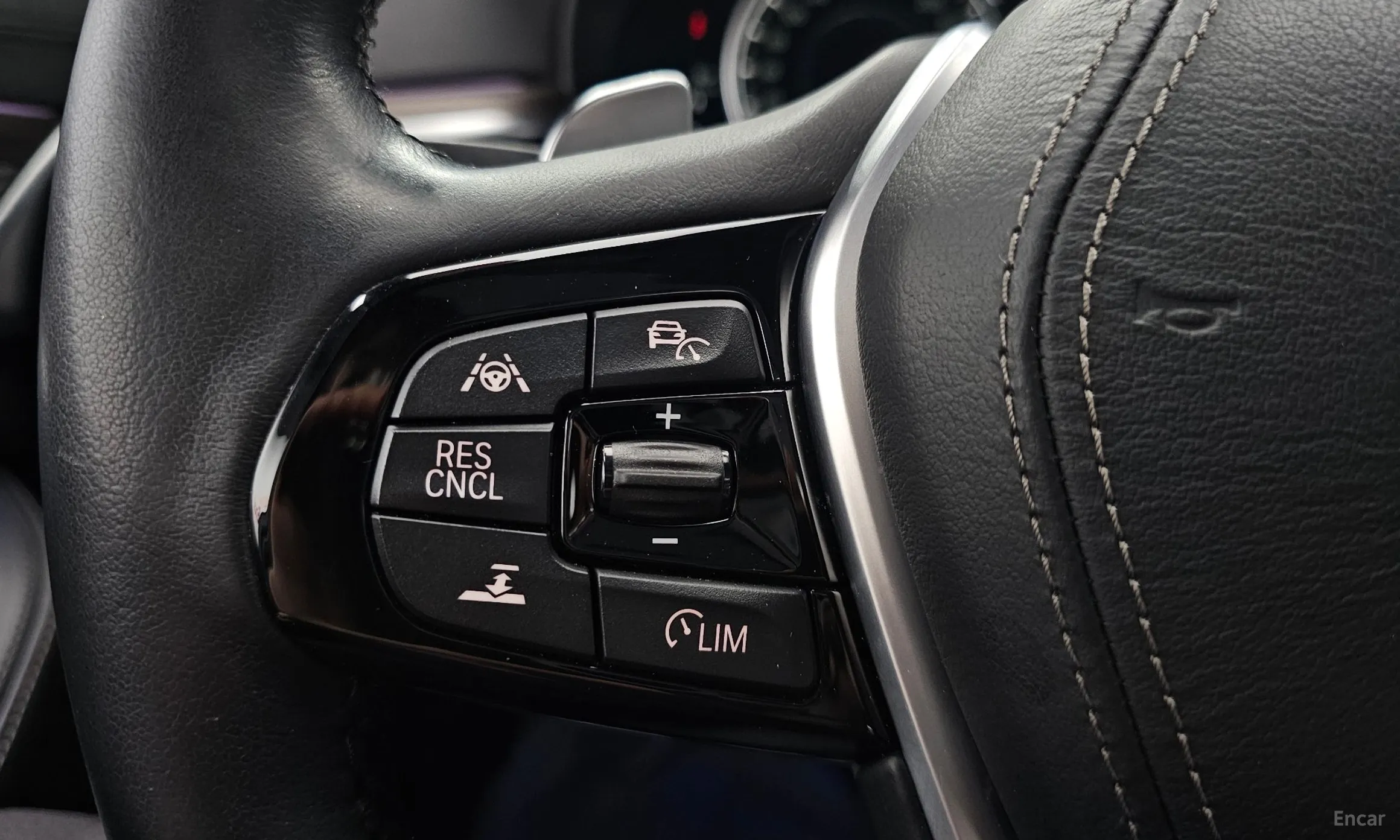 BMW 5 Series (G30) превью 18