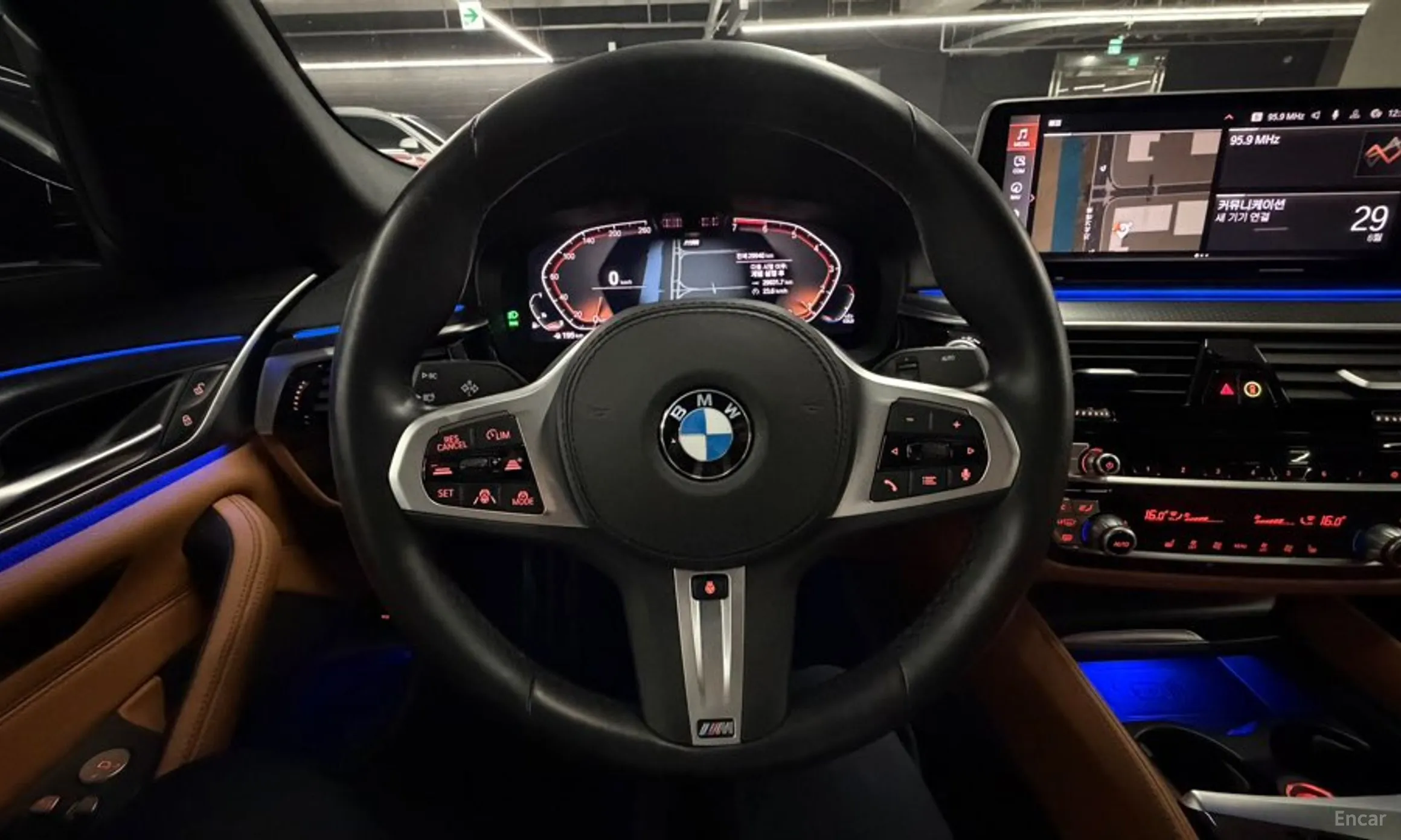 BMW 5 Series (G30) превью 12