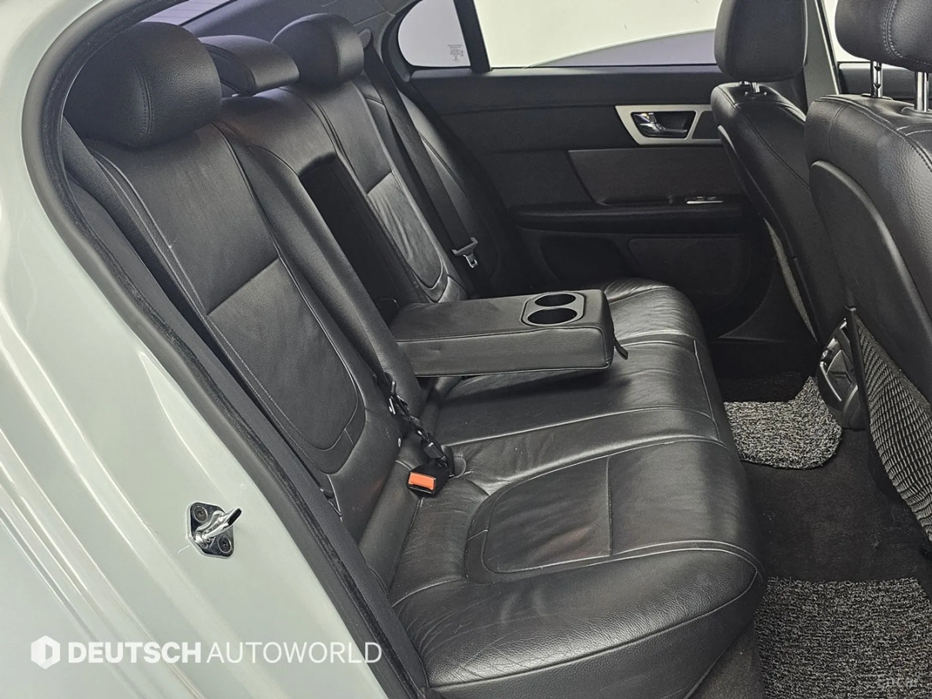 Jaguar New XF превью 12