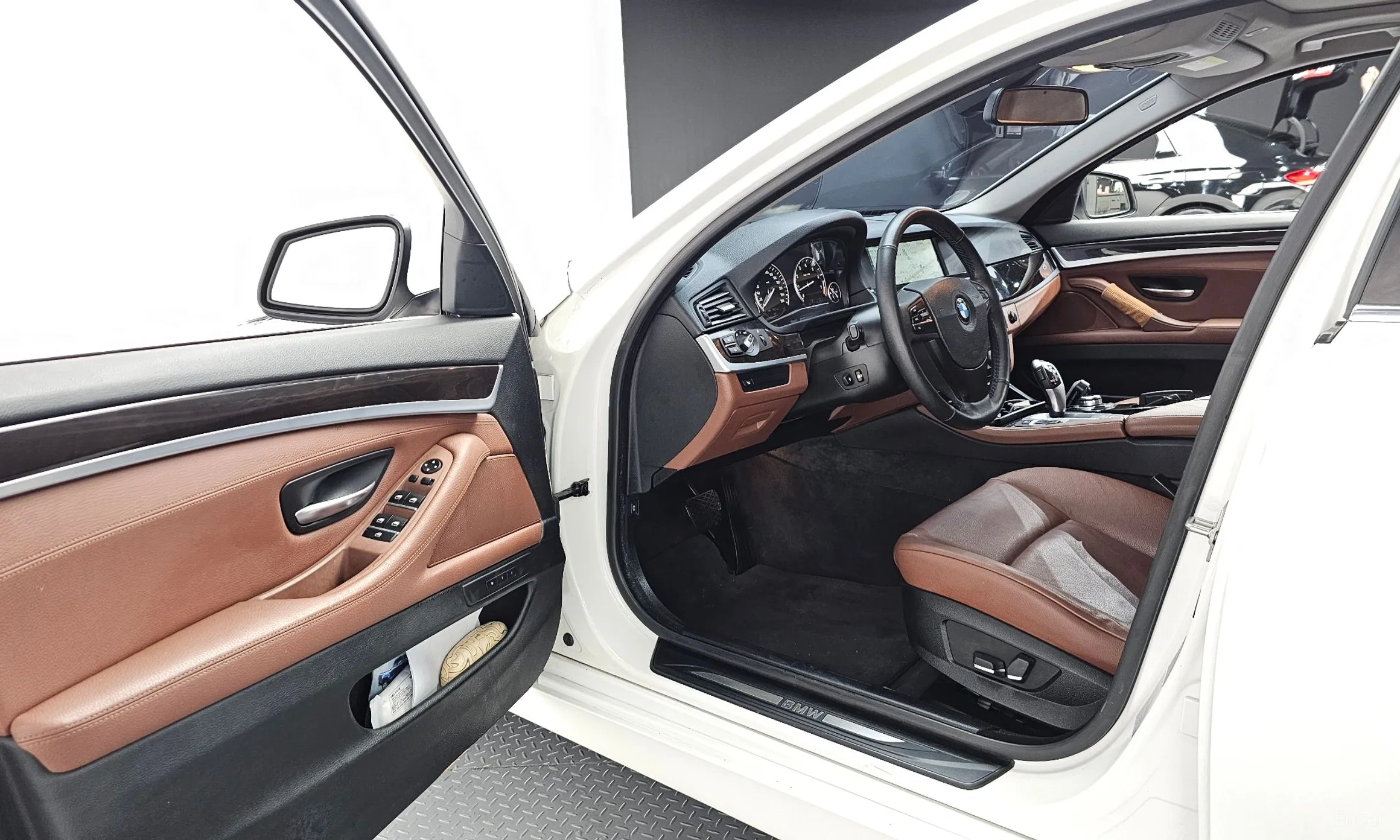 BMW 5 Series (F10) превью 10