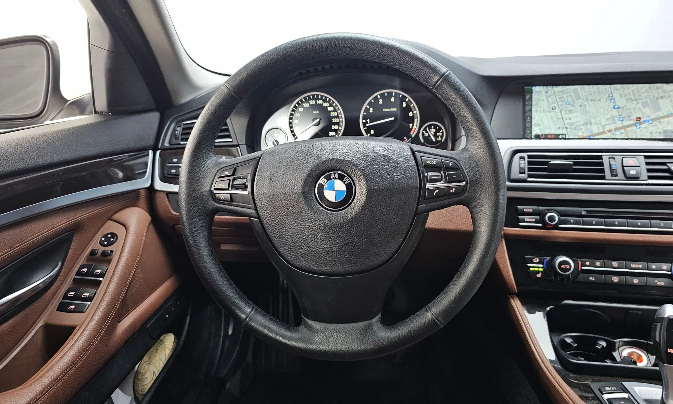 BMW 5 Series (F10) превью 12