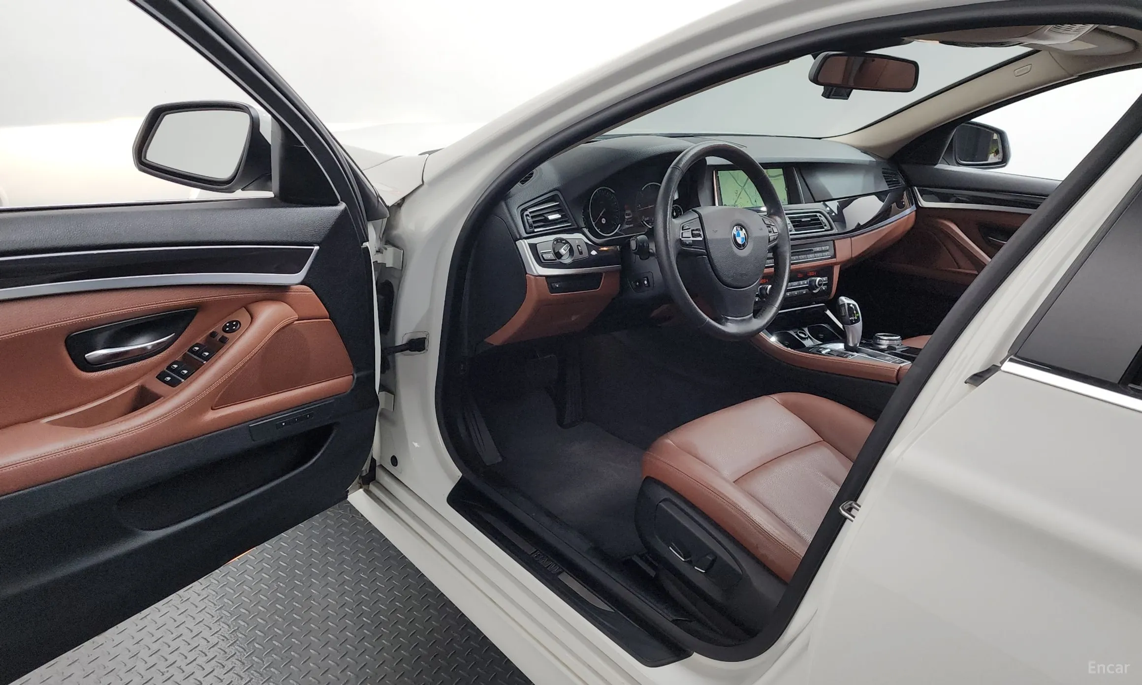 BMW 5 Series (F10) превью 10