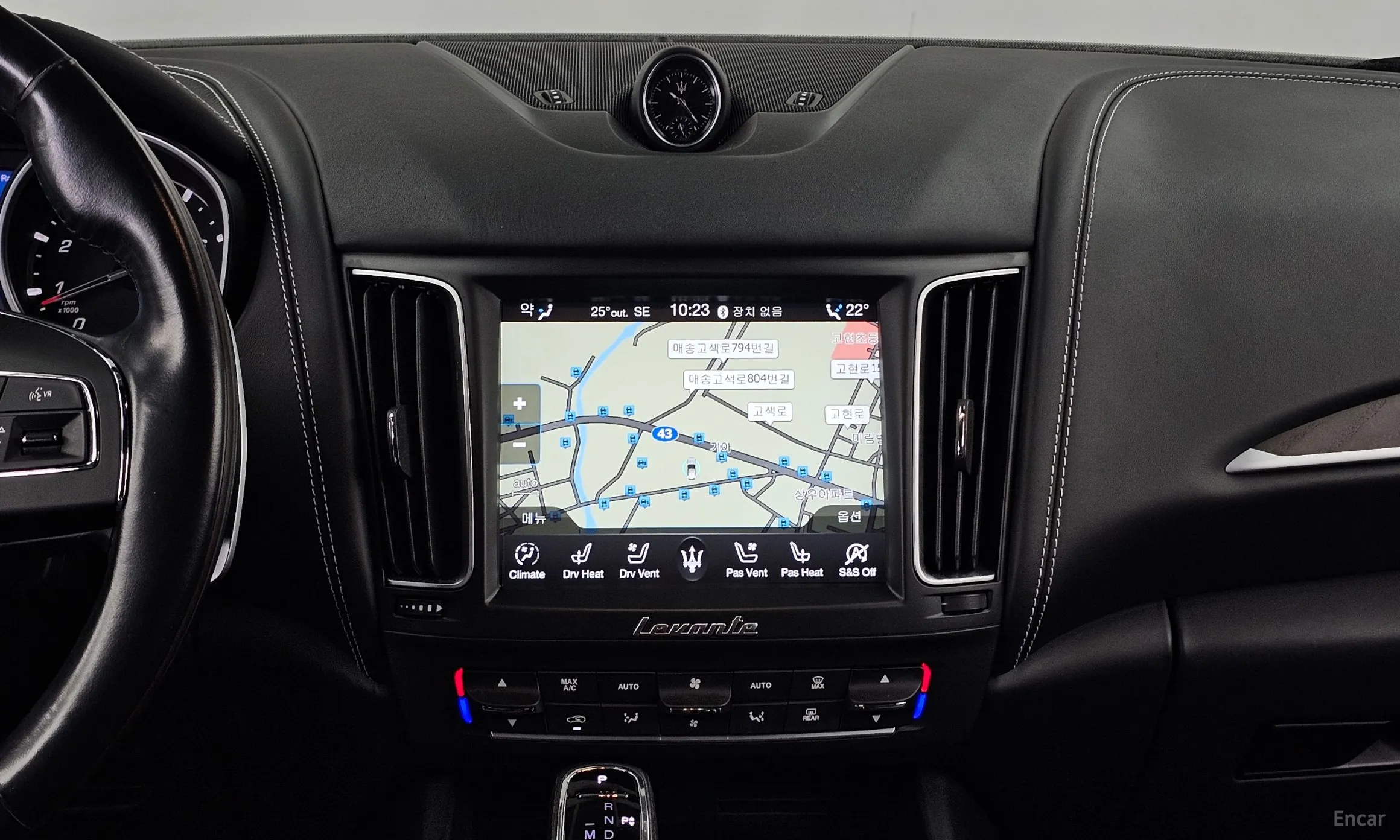 Maserati Levante превью 14