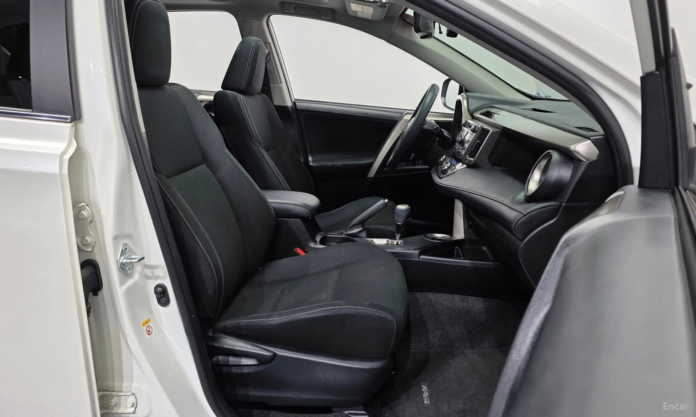 Toyota RAV4 превью 11