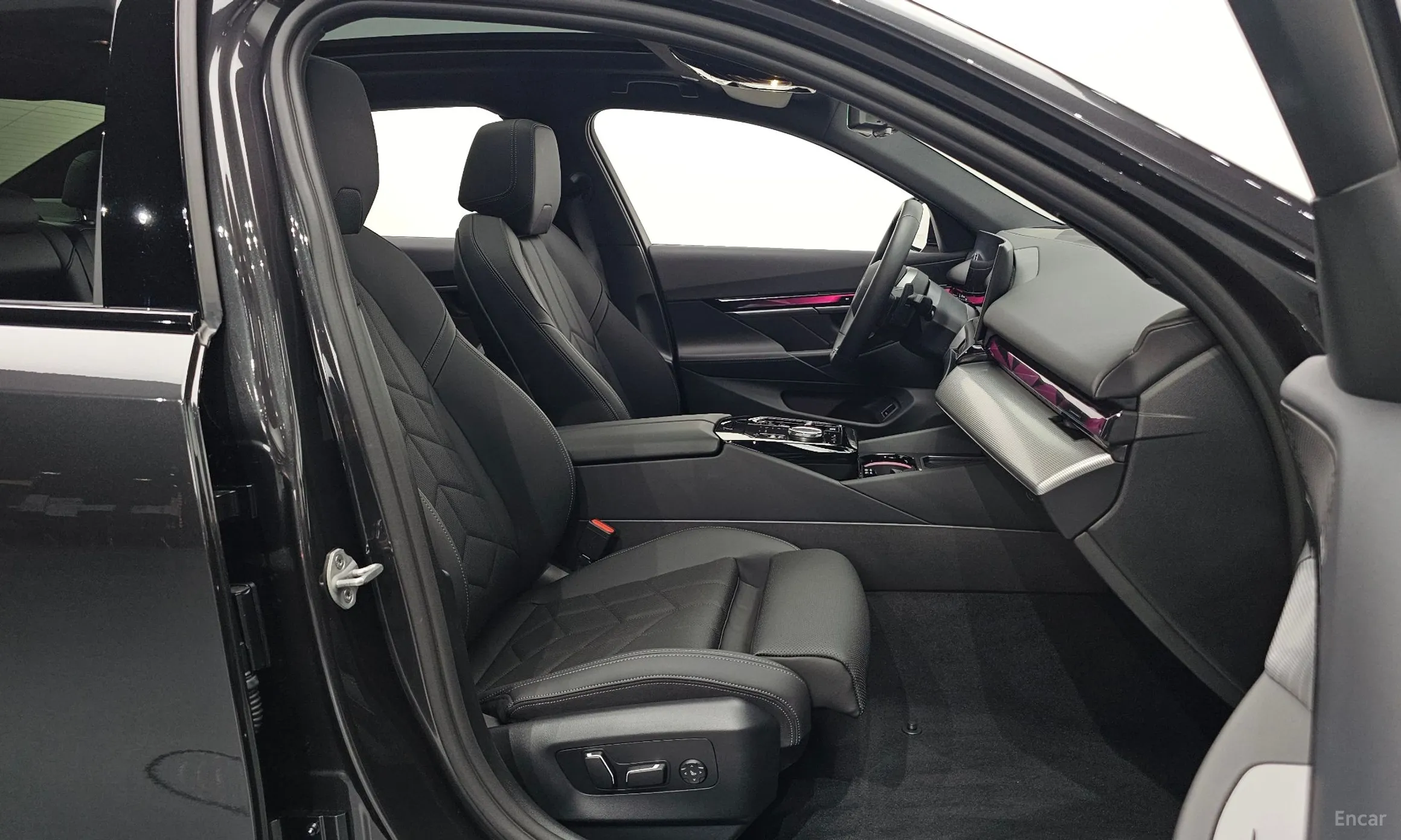BMW 5 Series (G60) превью 10