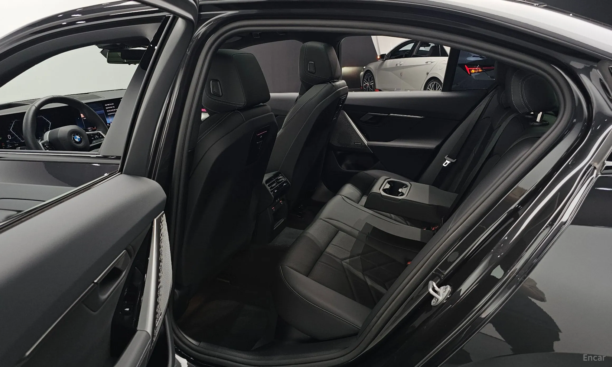 BMW 5 Series (G60) превью 12