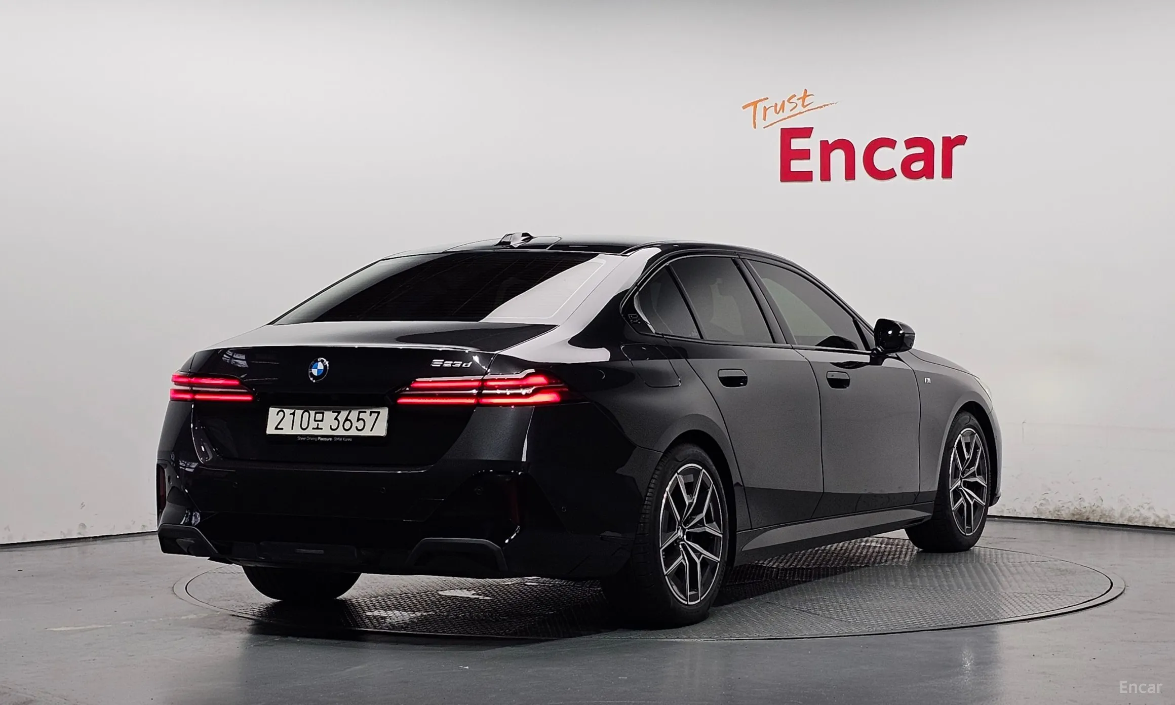 BMW 5 Series (G60) превью 2