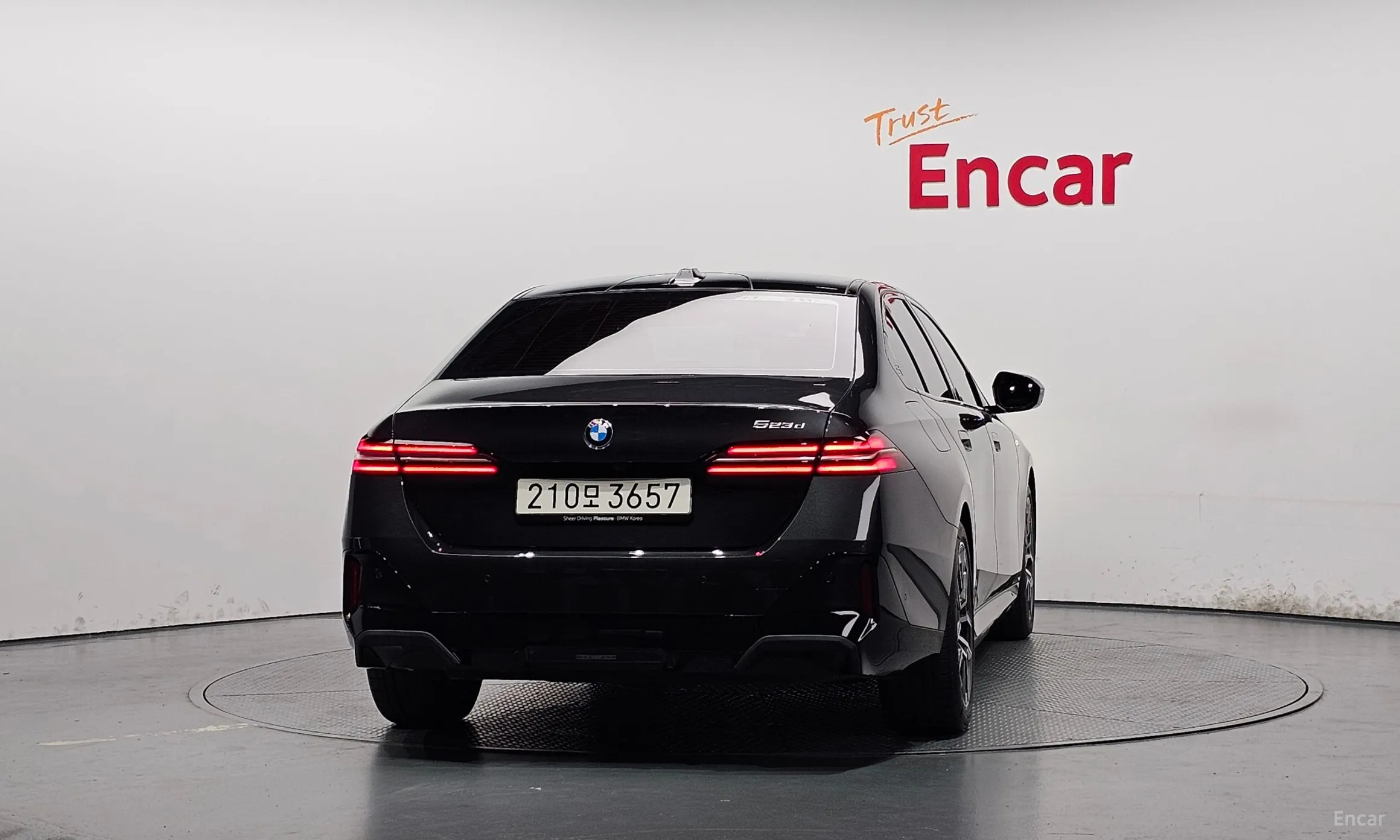 BMW 5 Series (G60) превью 4