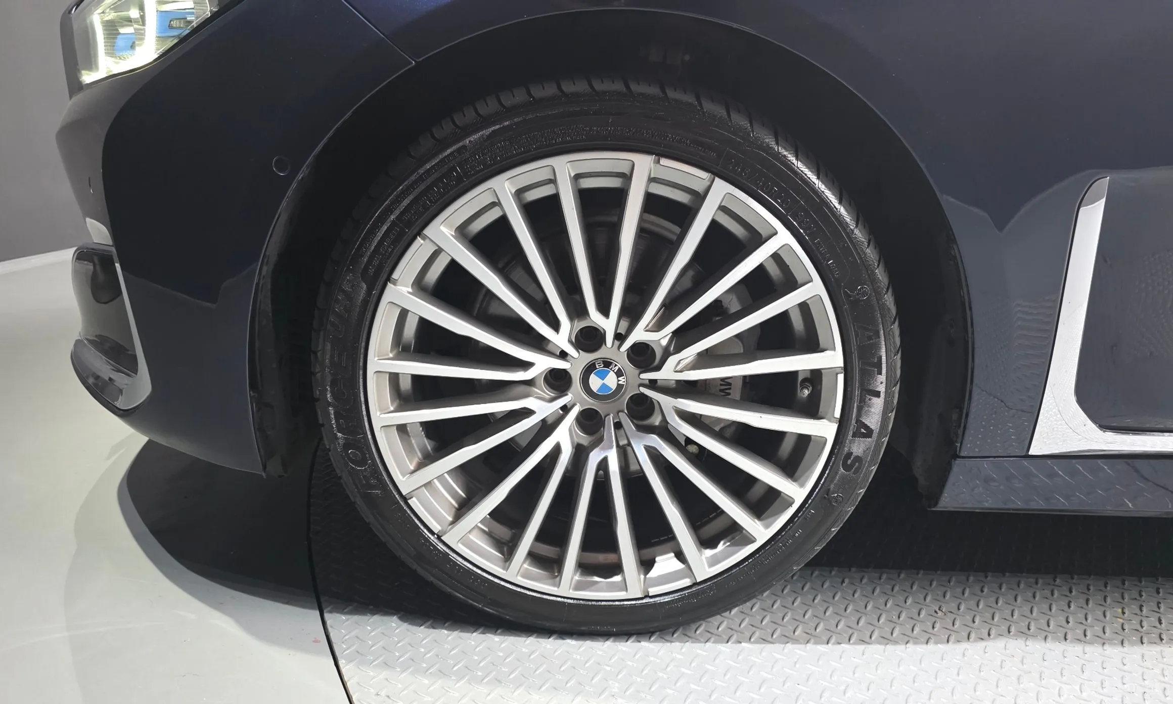 BMW 7 Series (G11) превью 5