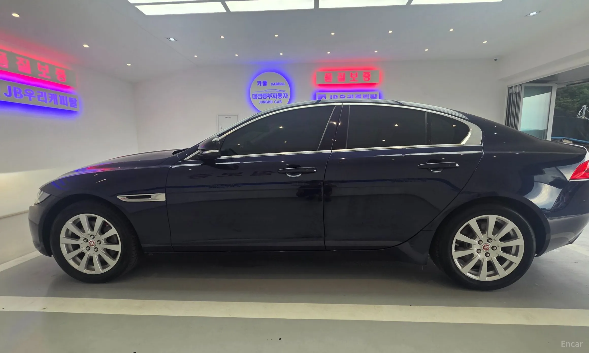 Jaguar XE превью 4