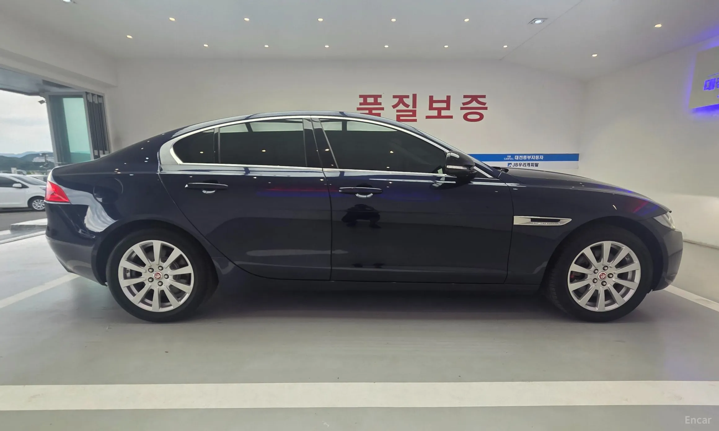 Jaguar XE превью 5