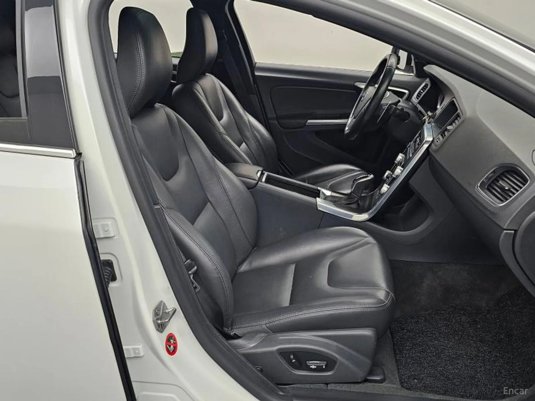 Volvo S60 превью 10