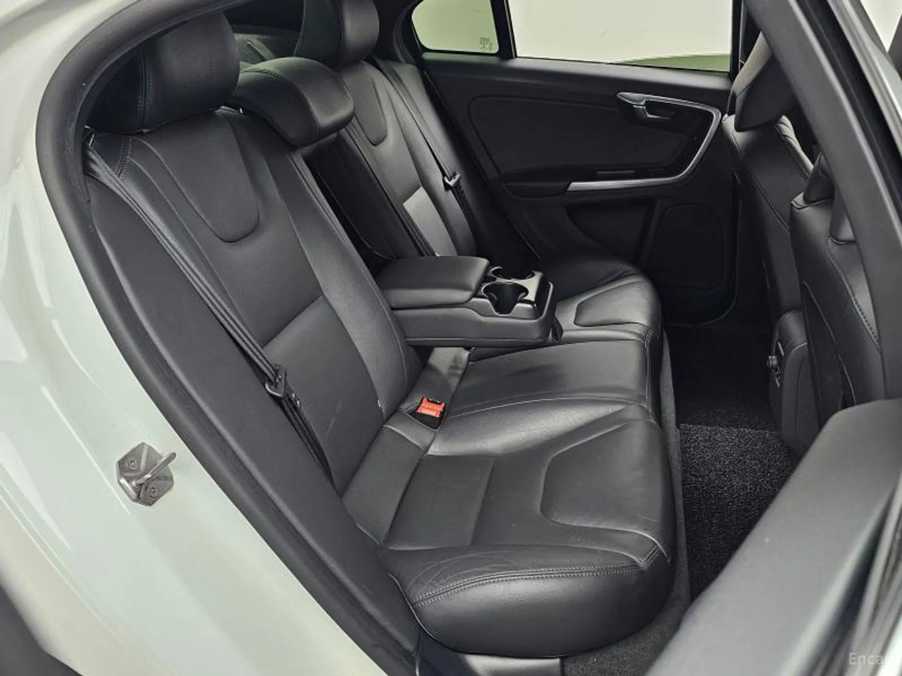 Volvo S60 превью 12