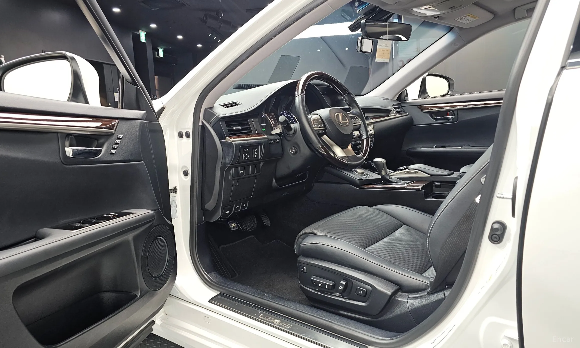 Lexus New ES300h превью 10