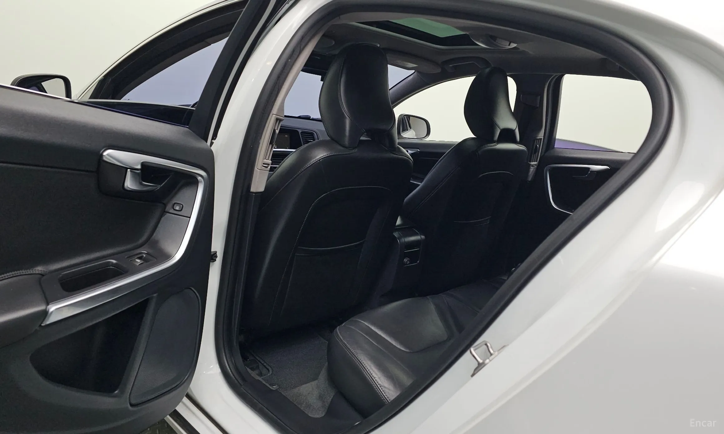 Volvo S60 превью 11