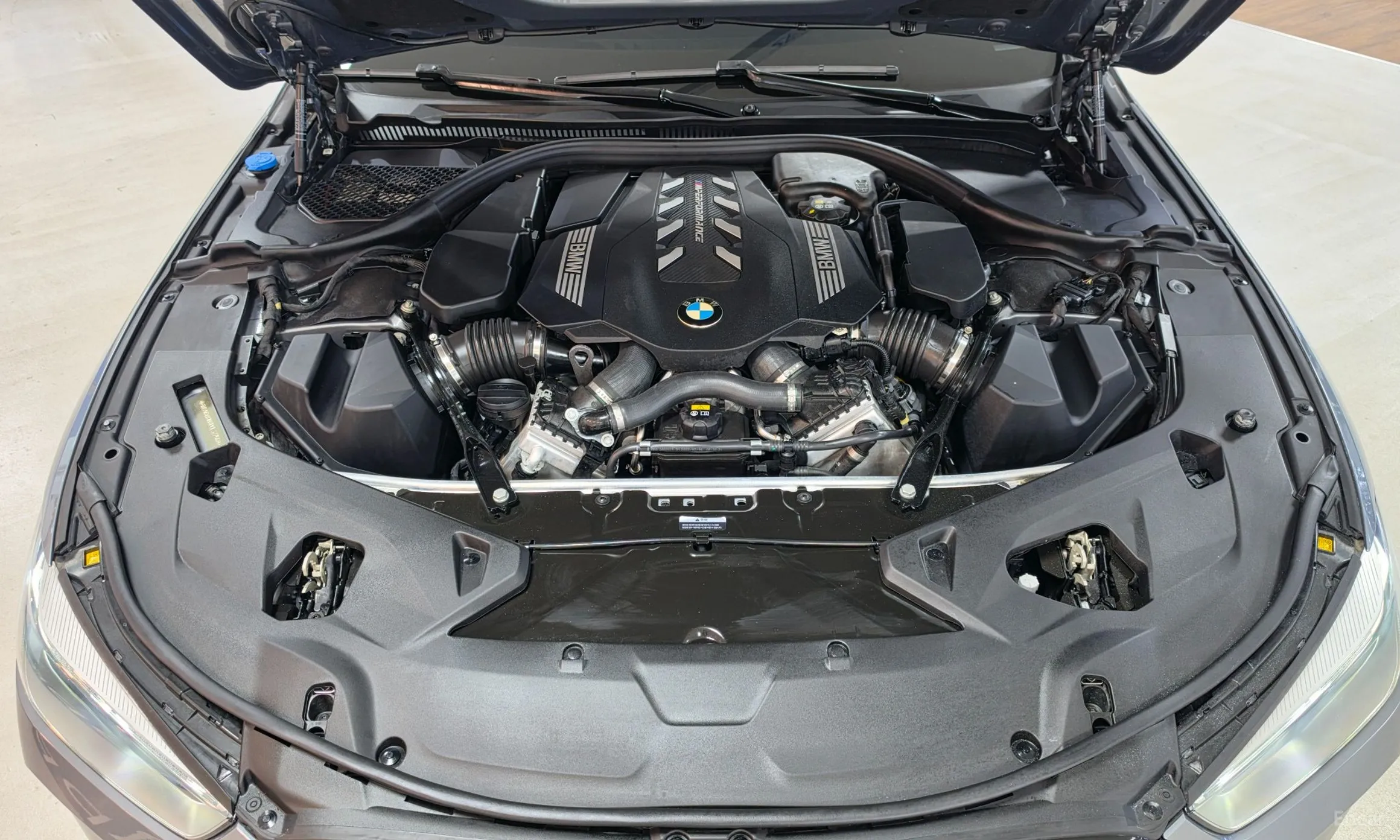 BMW 8-series (G15) превью 6
