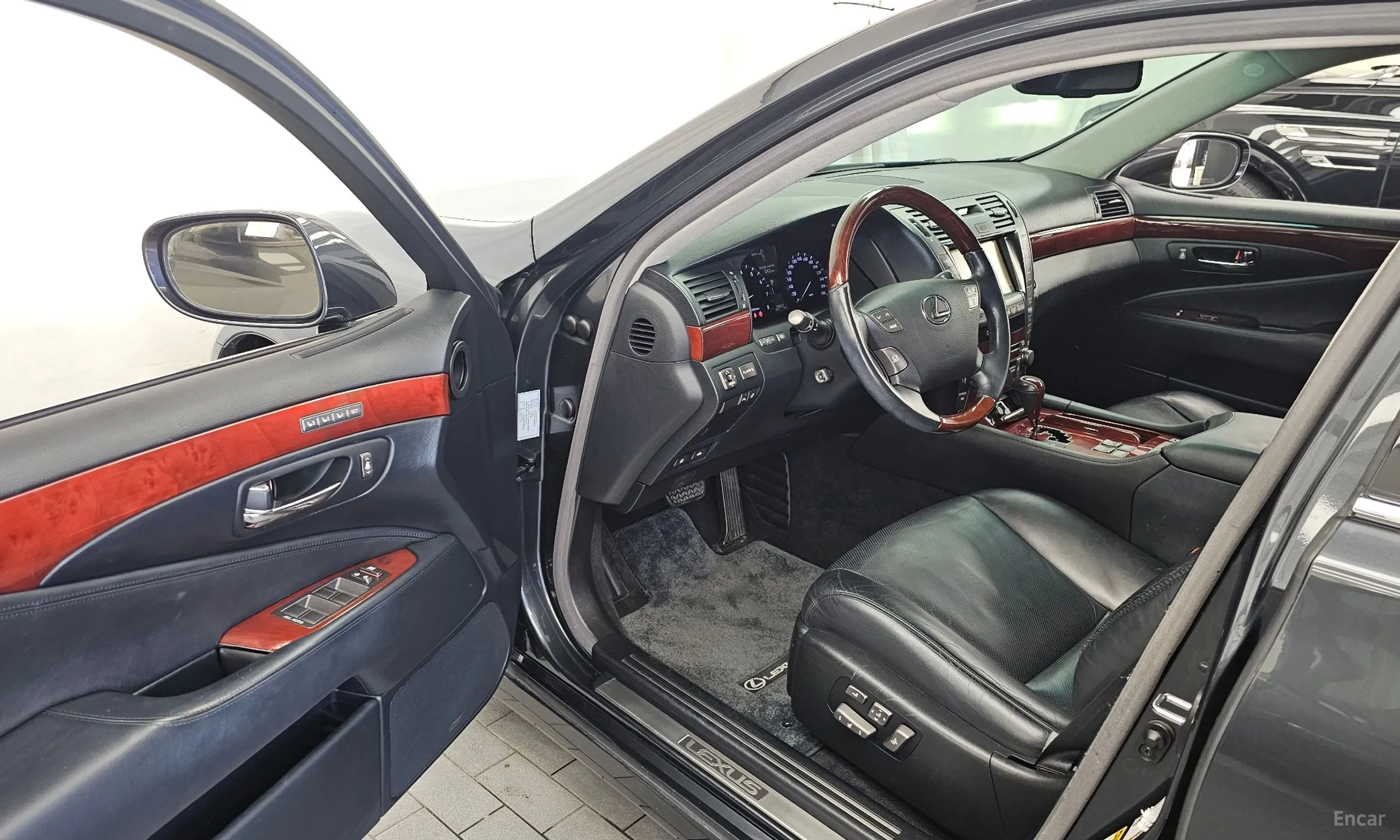 Lexus LS460 превью 10