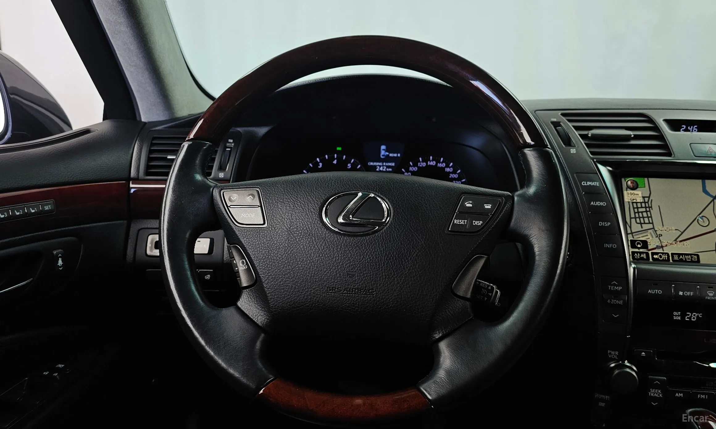 Lexus LS460 превью 13