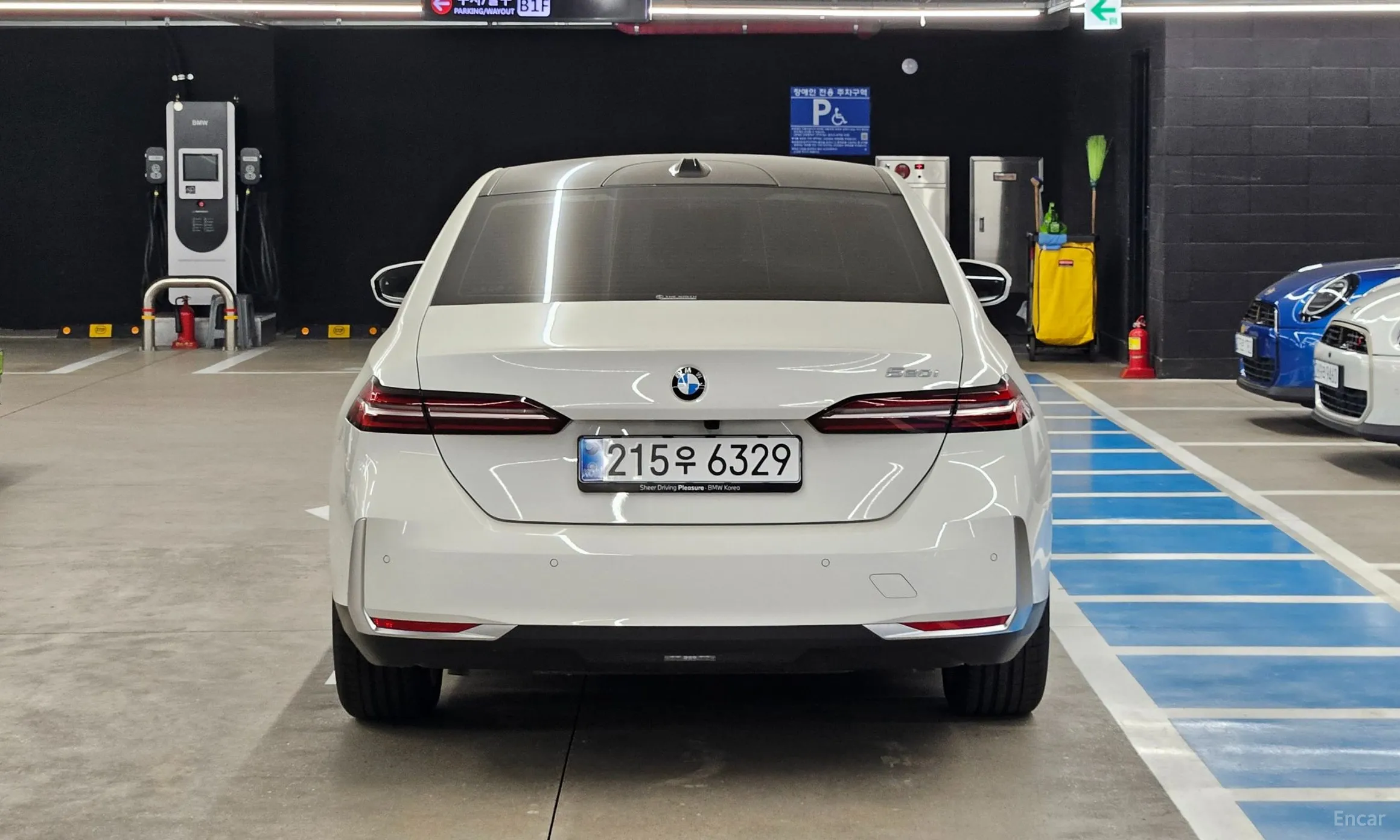 BMW 5 Series (G60) превью 4