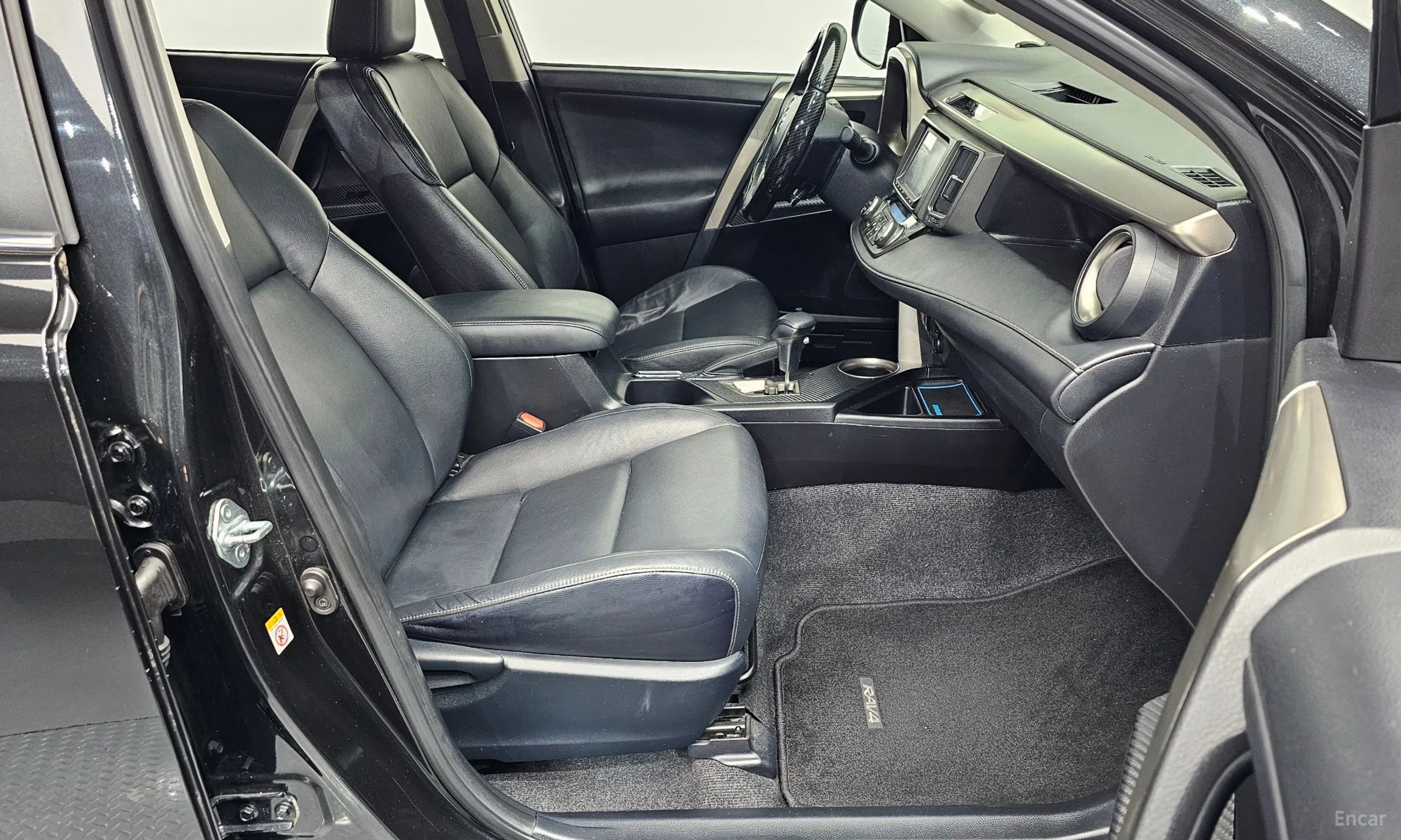 Toyota RAV4 превью 12