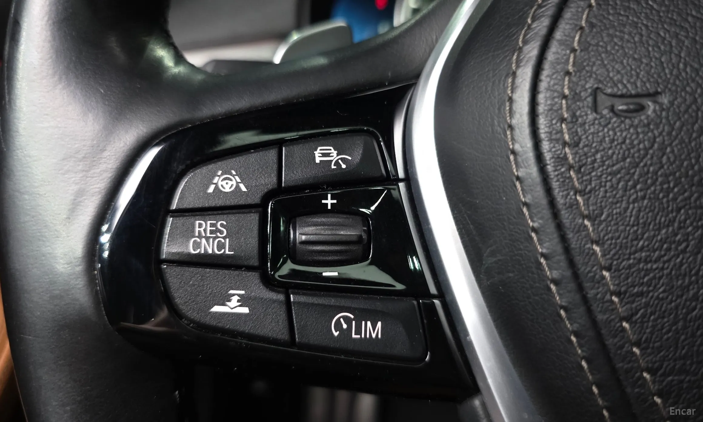 BMW 5 Series (G30) превью 17