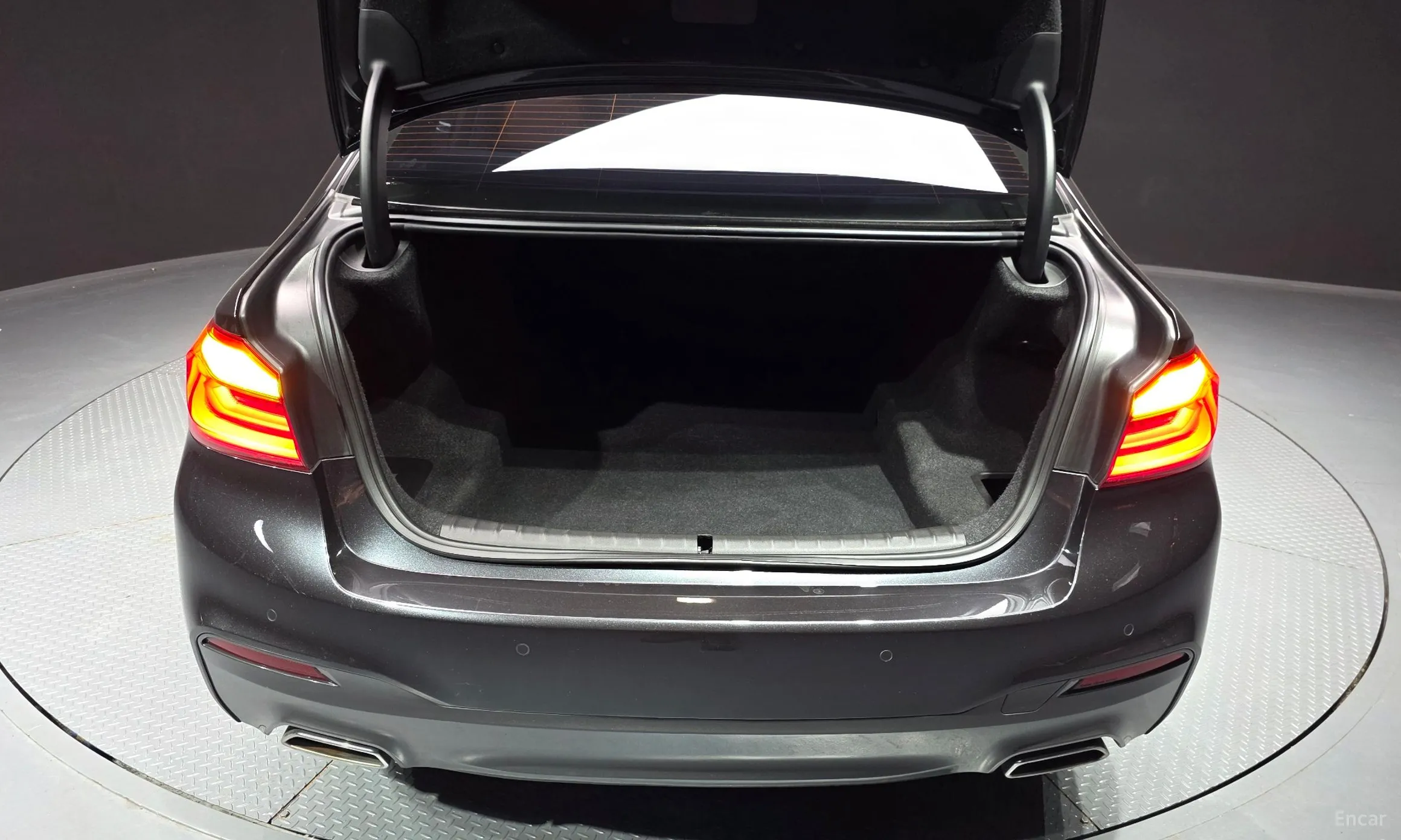 BMW 5 Series (G30) превью 20