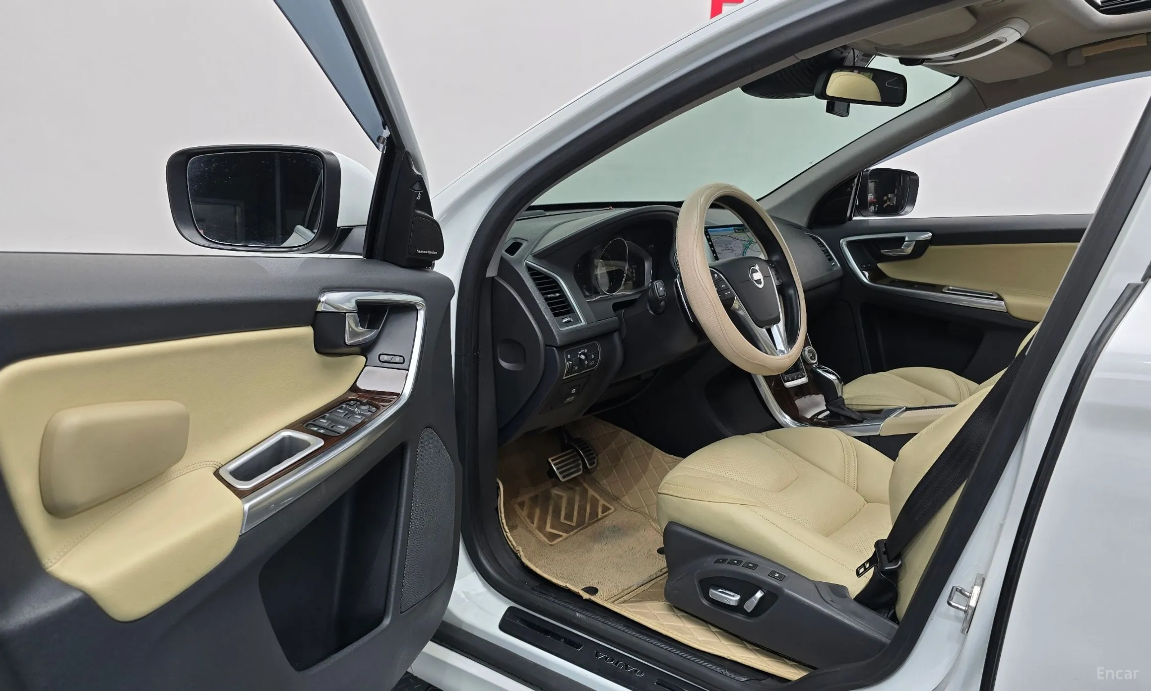 Volvo XC60 превью 10