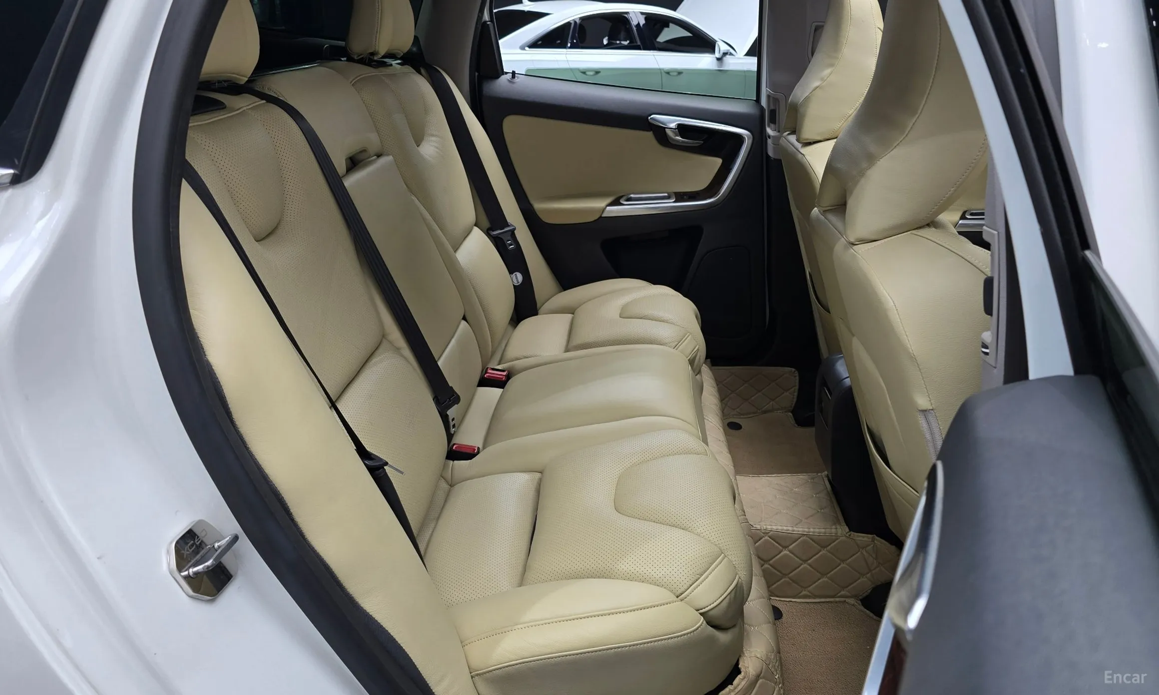 Volvo XC60 превью 11