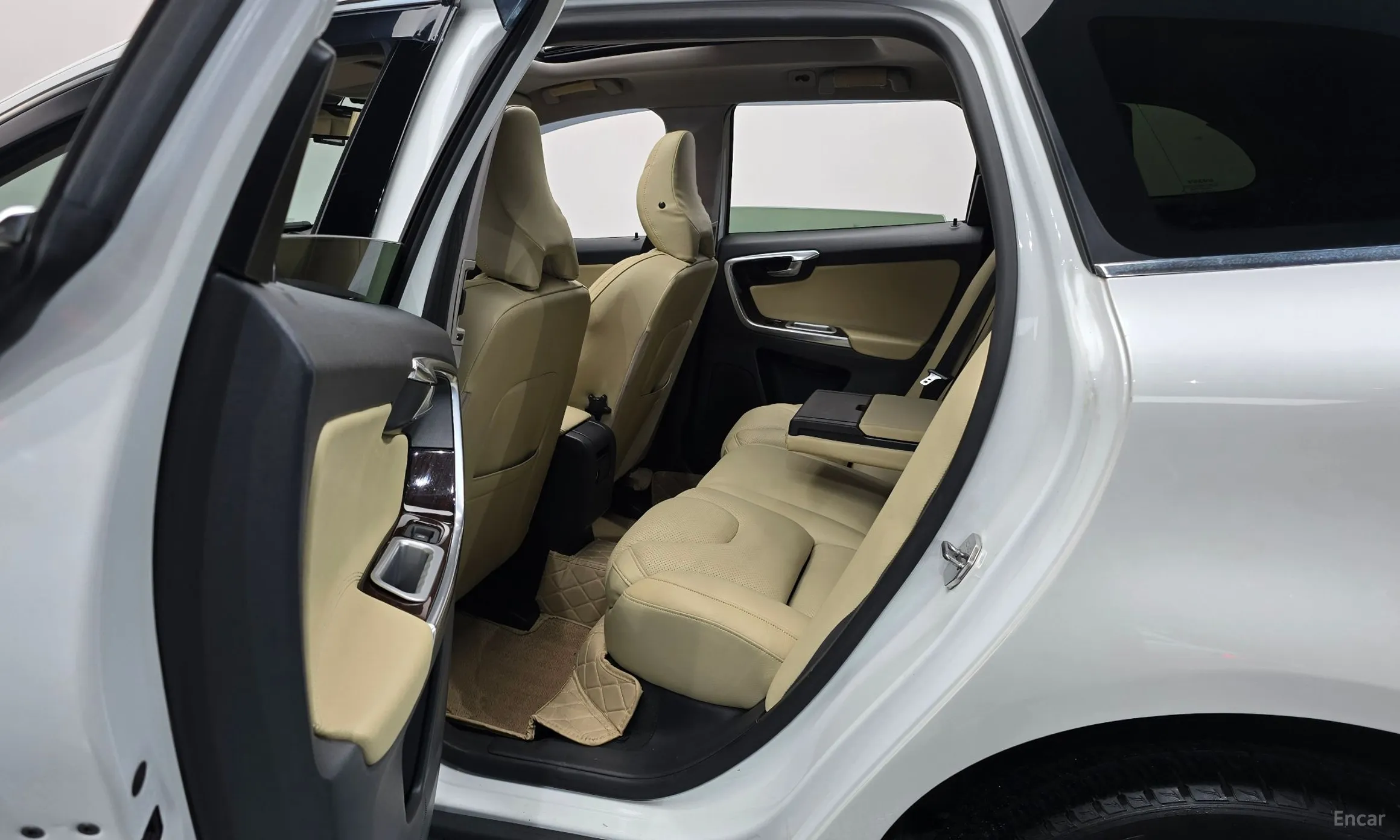 Volvo XC60 превью 12