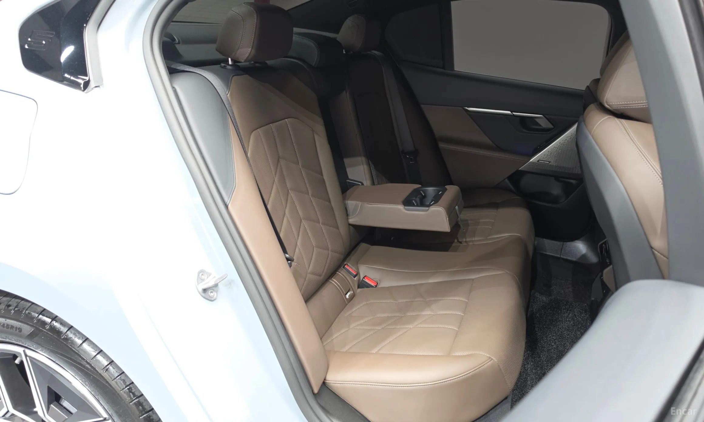BMW 5 Series (G60) превью 12