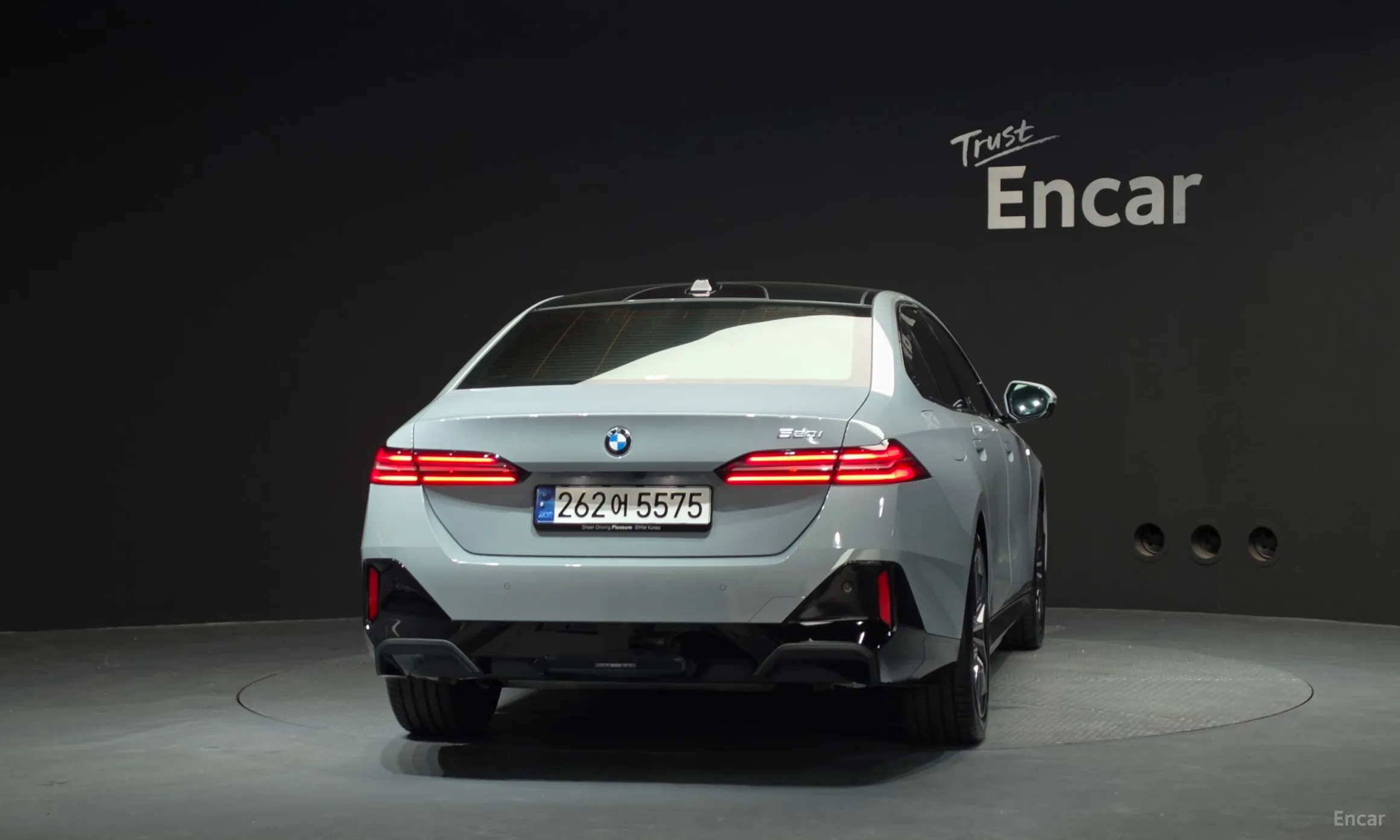 BMW 5 Series (G60) превью 4