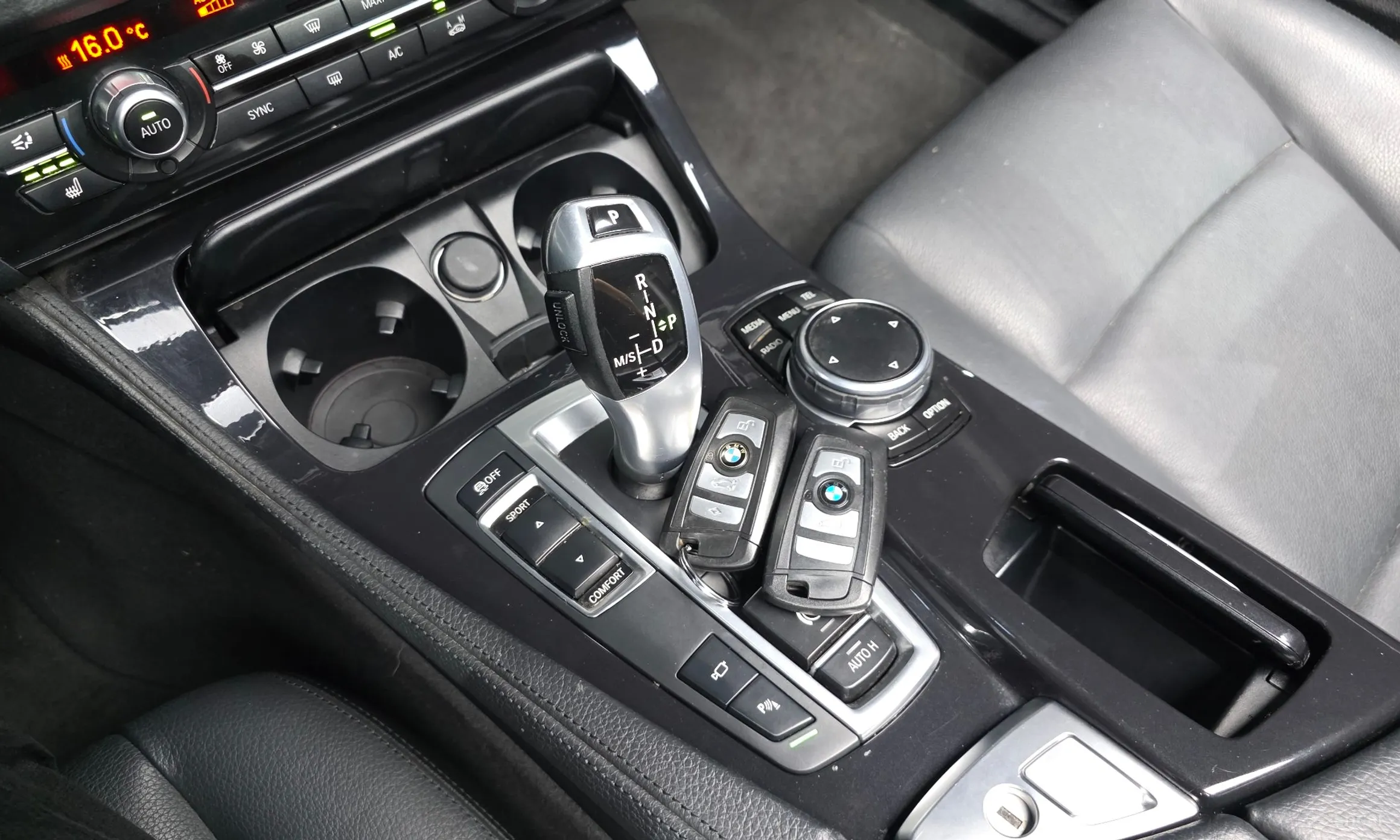 BMW 5 Series (F10) превью 9