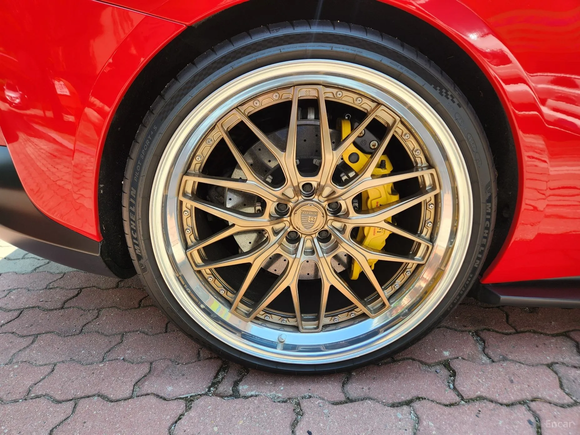 Ferrari 812 Superfast превью 10