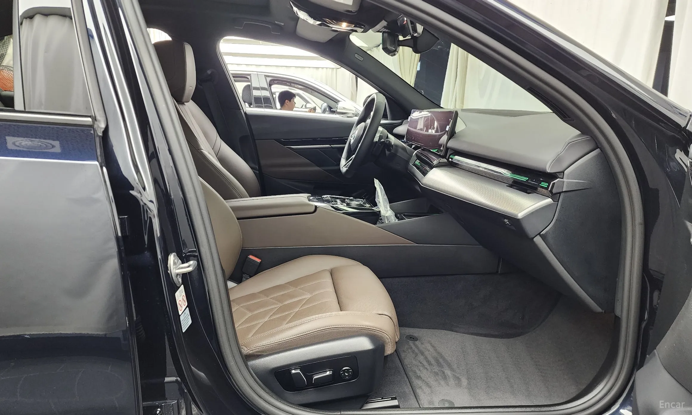 BMW 5 Series (G60) превью 11